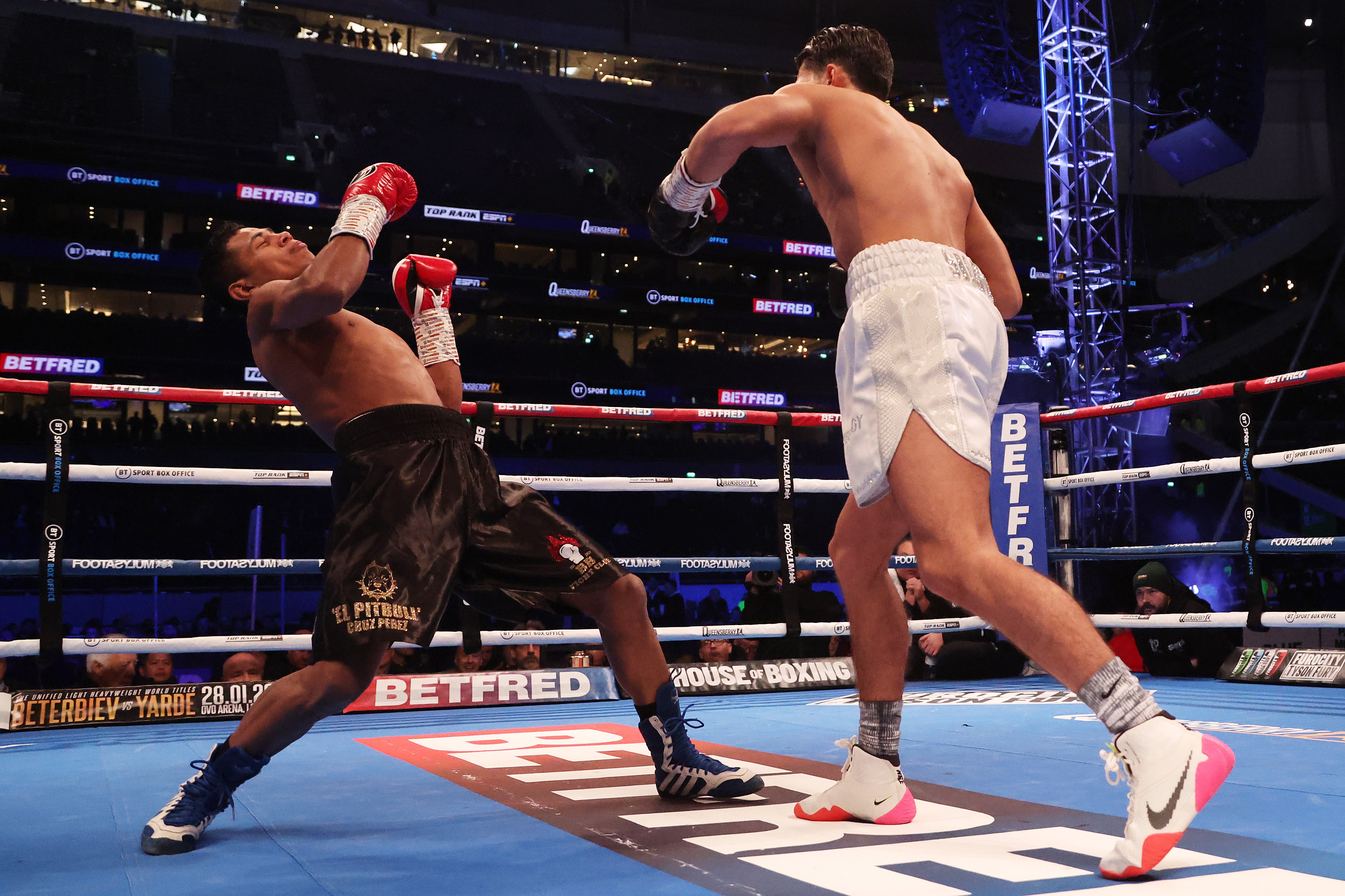 Royston Barney-Smith stops Cruz Perez in the first round