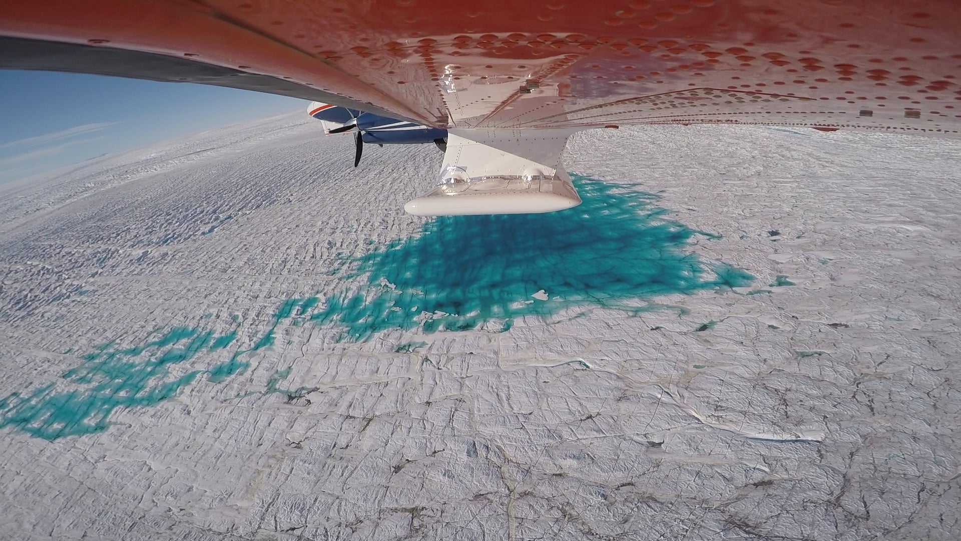 Measuring ice thickness with the ultra wideband ice radar system, attached to the aircraft's wings.