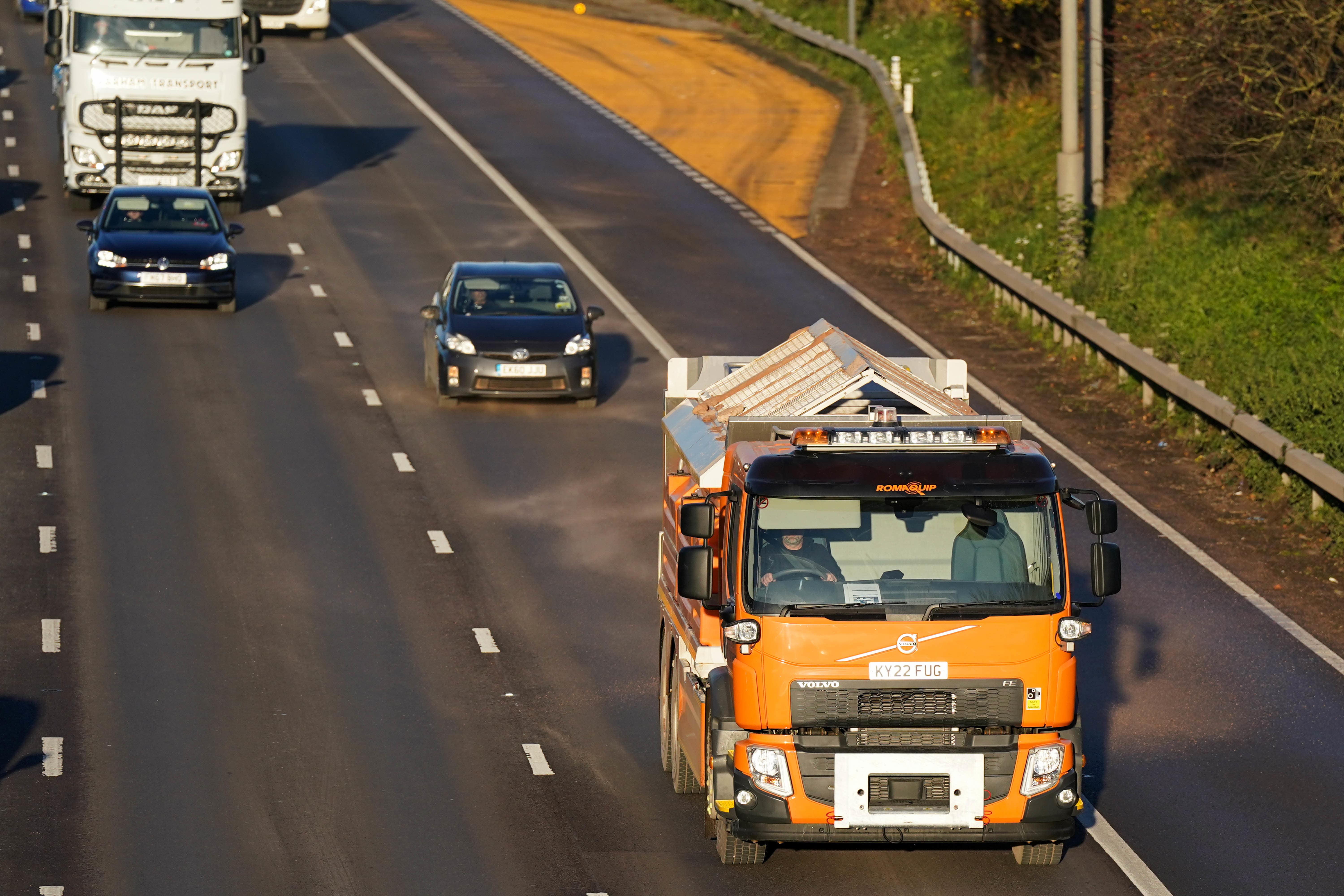 A gritter spreads salt along the M42 (Jacob King/PA)