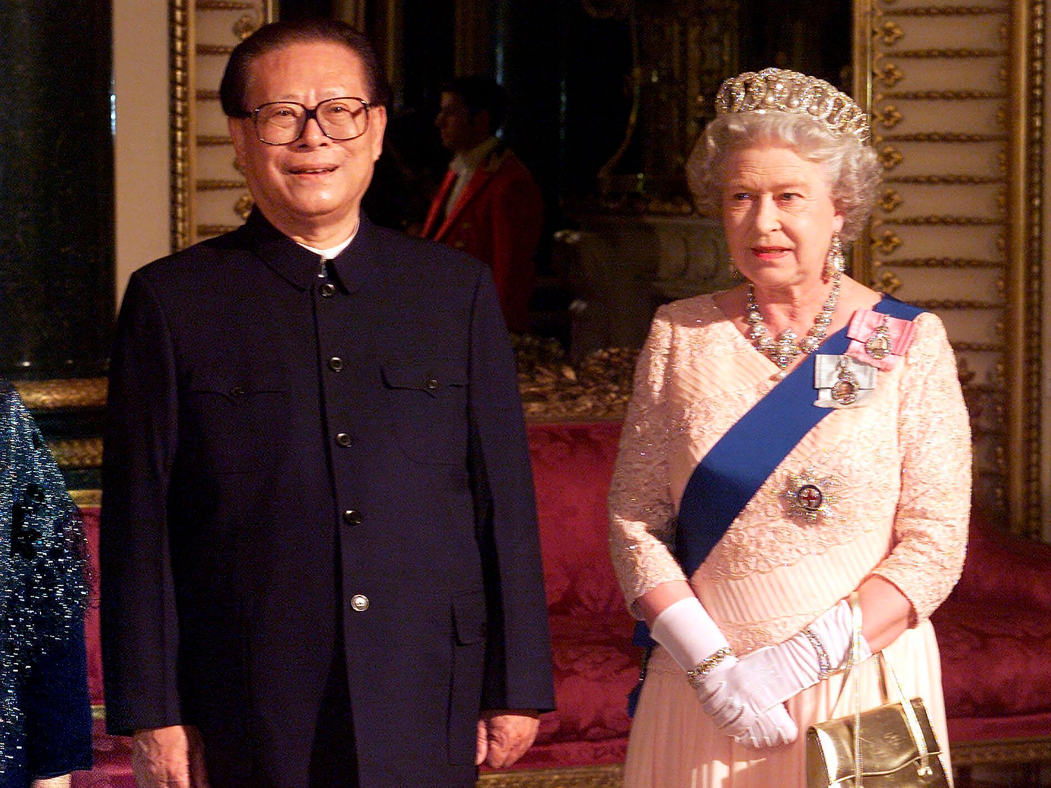 Jiang and Queen Elizabeth II pose for a photograph before a state banquet at Buckingham Palace in 1999