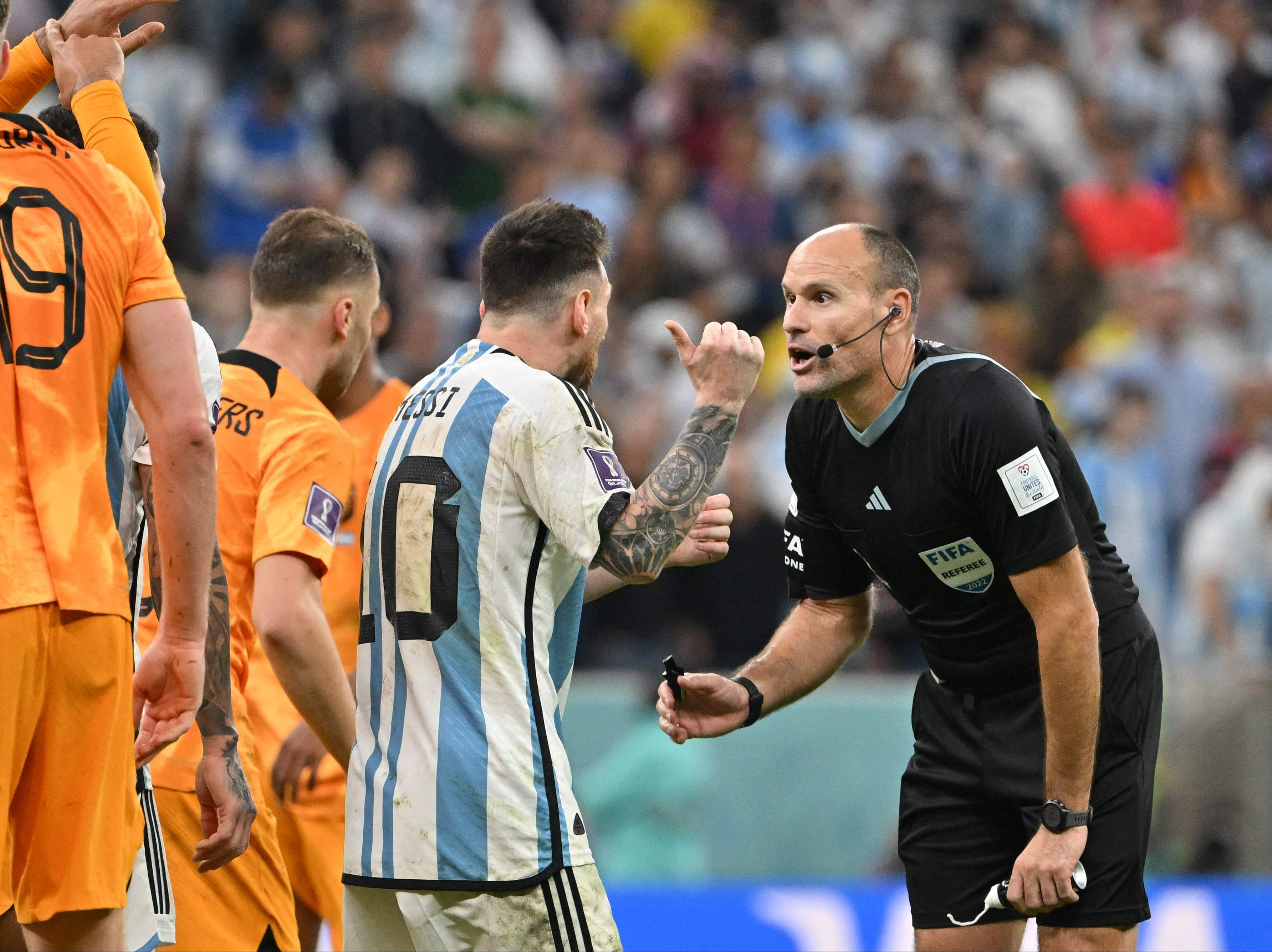 Lionel Messi argues with Spanish referee Antonio Mateu Lahoz