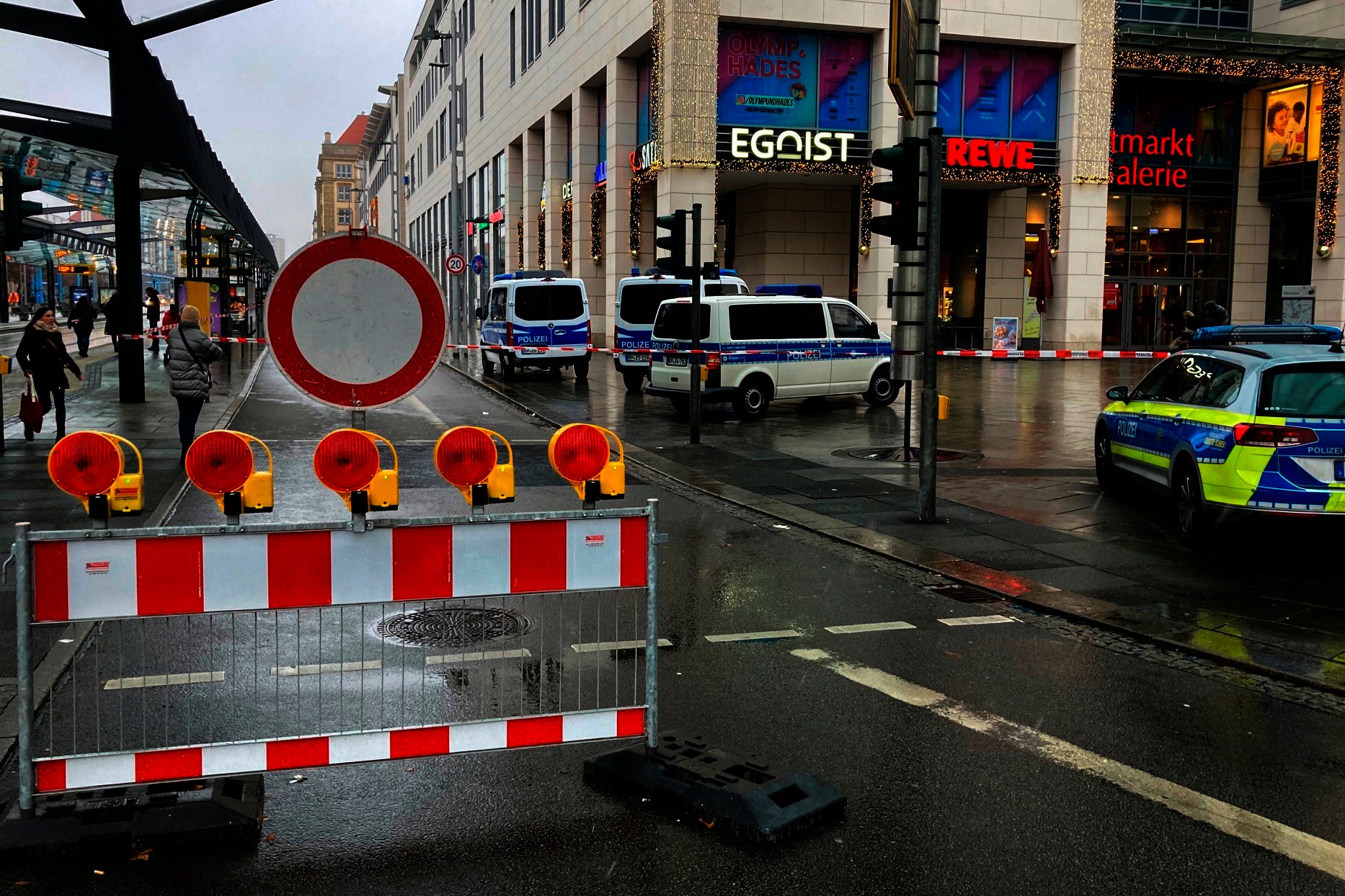 Hostage situation in Dresden shopping mall, German police confirm