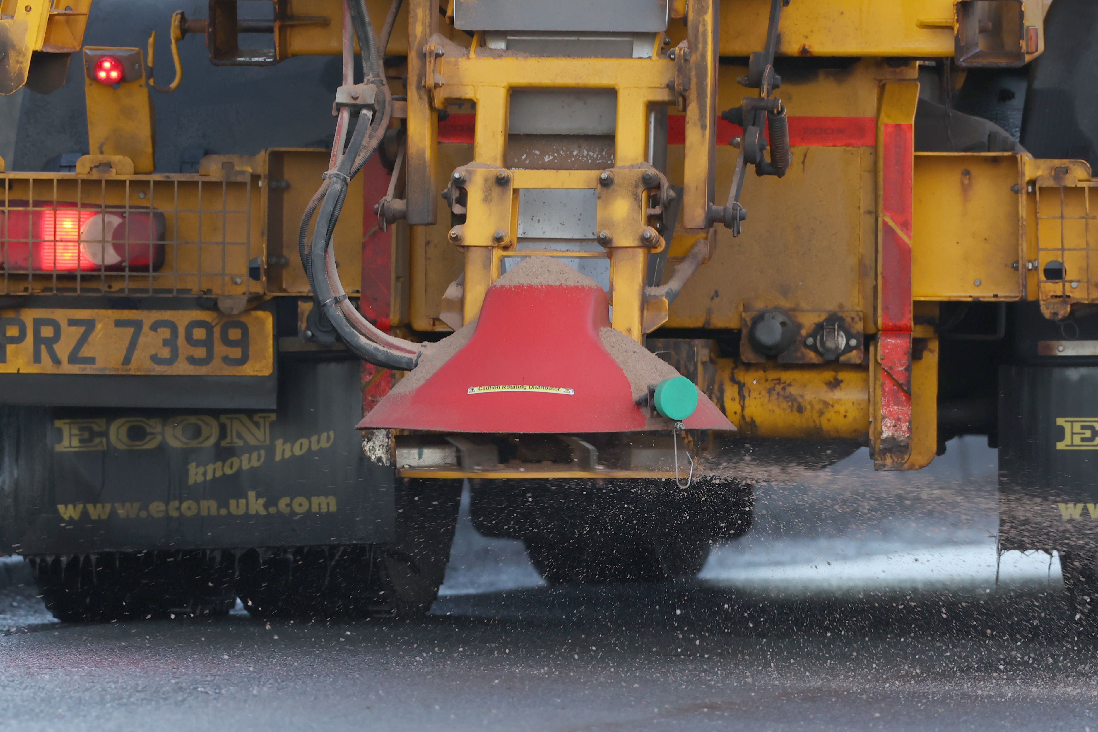 A gritter lorry spreads salt in Edendork, Co Tyrone (PA)