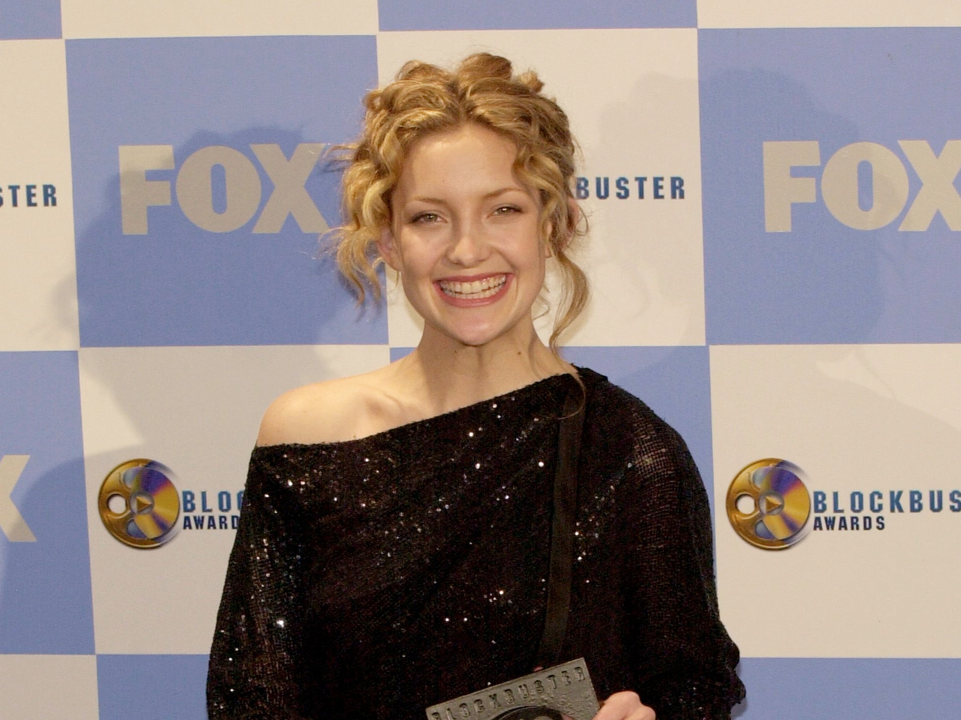 Kate Hudson in 2001, picking up an award for ‘Almost Famous’