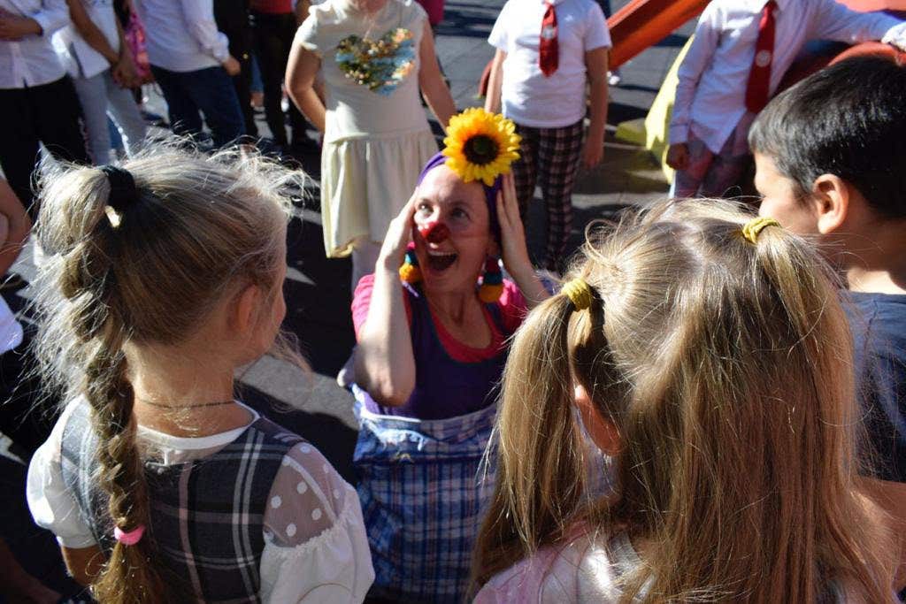 Clowns Without Borders UK have deployed 19 clowns across Europe to provide emotional first-aid to child refugees from Ukraine