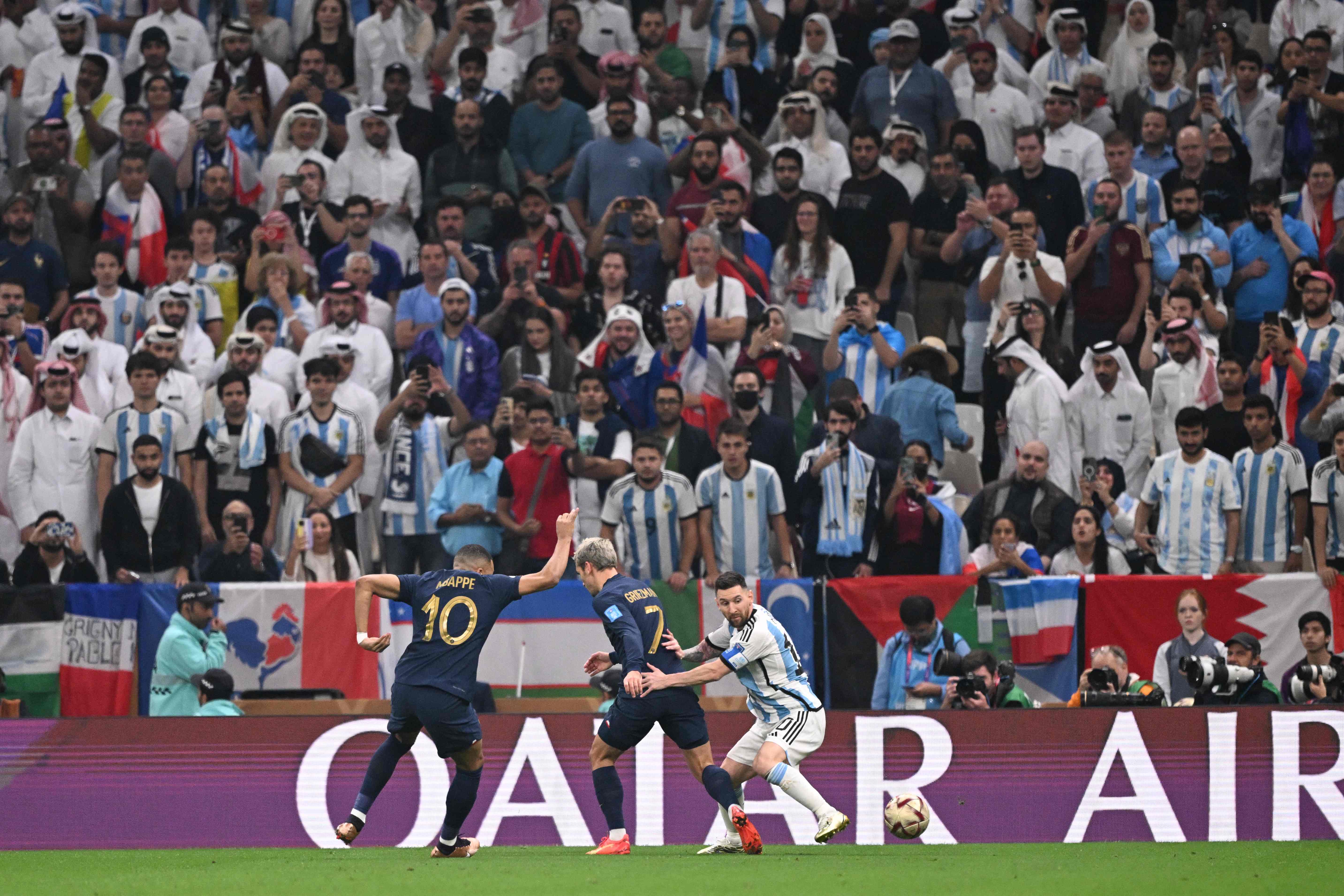 Mbappe and Antoine Griezmann fight for the ball with Messi