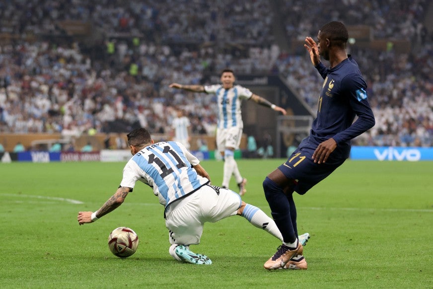 Ousmane Dembele fouls Angel Di Maria in the box