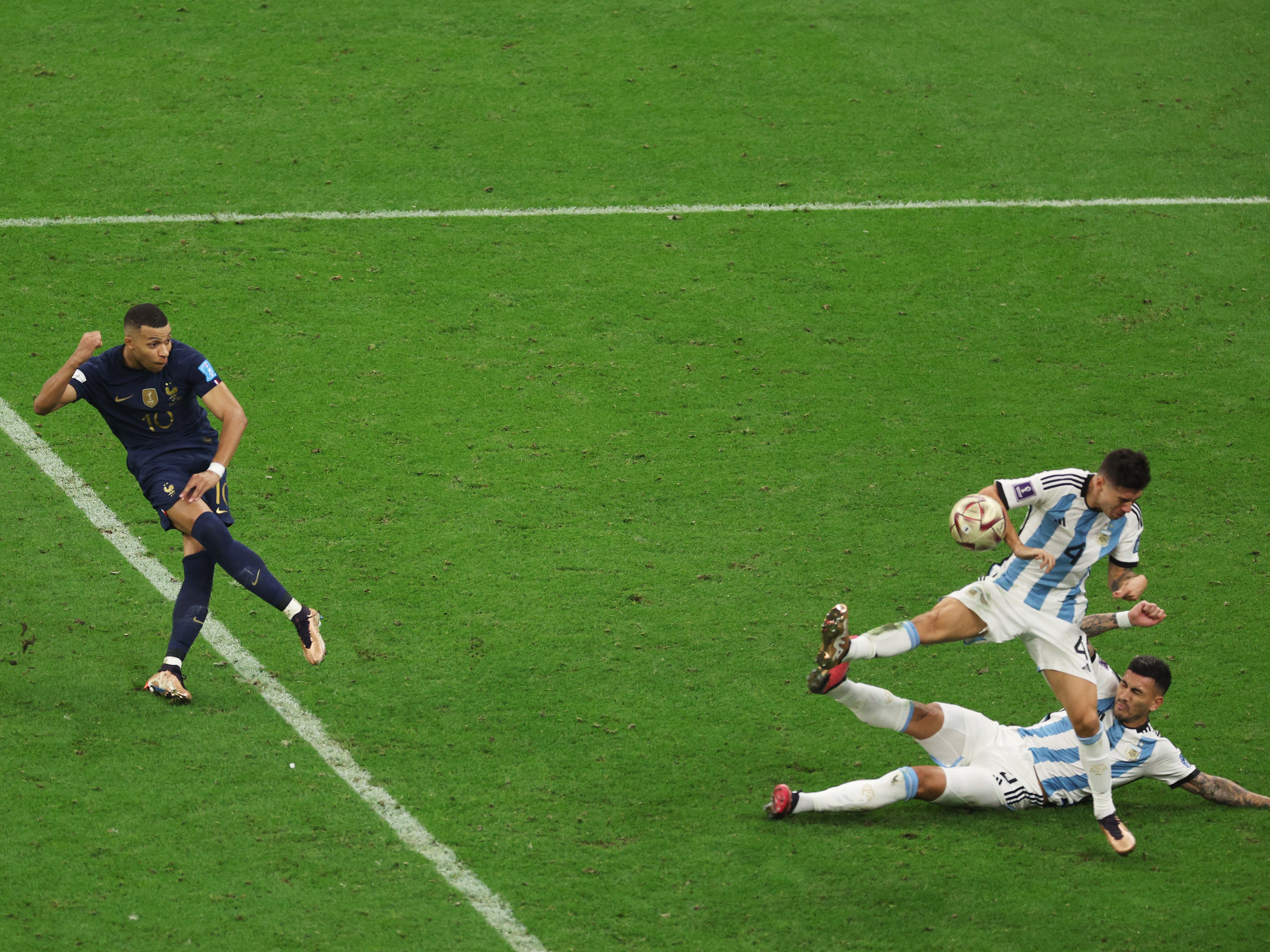 Gonzalo Montiel’s handball results in a France penalty