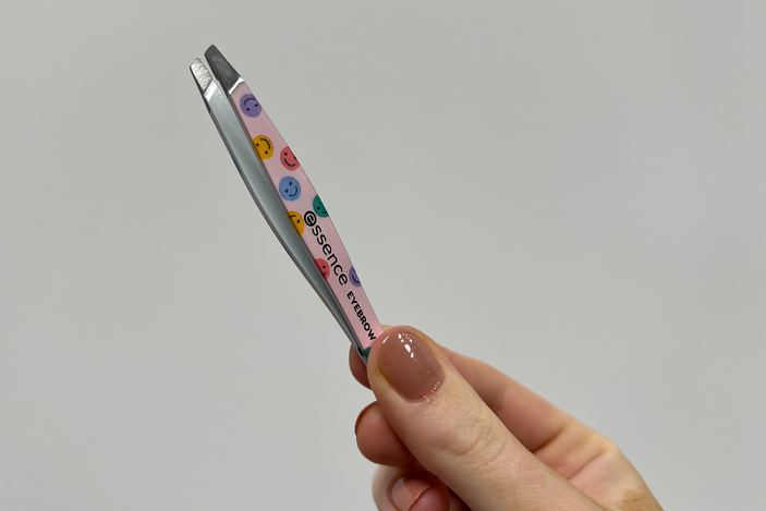 Essence eyebrow tweezer