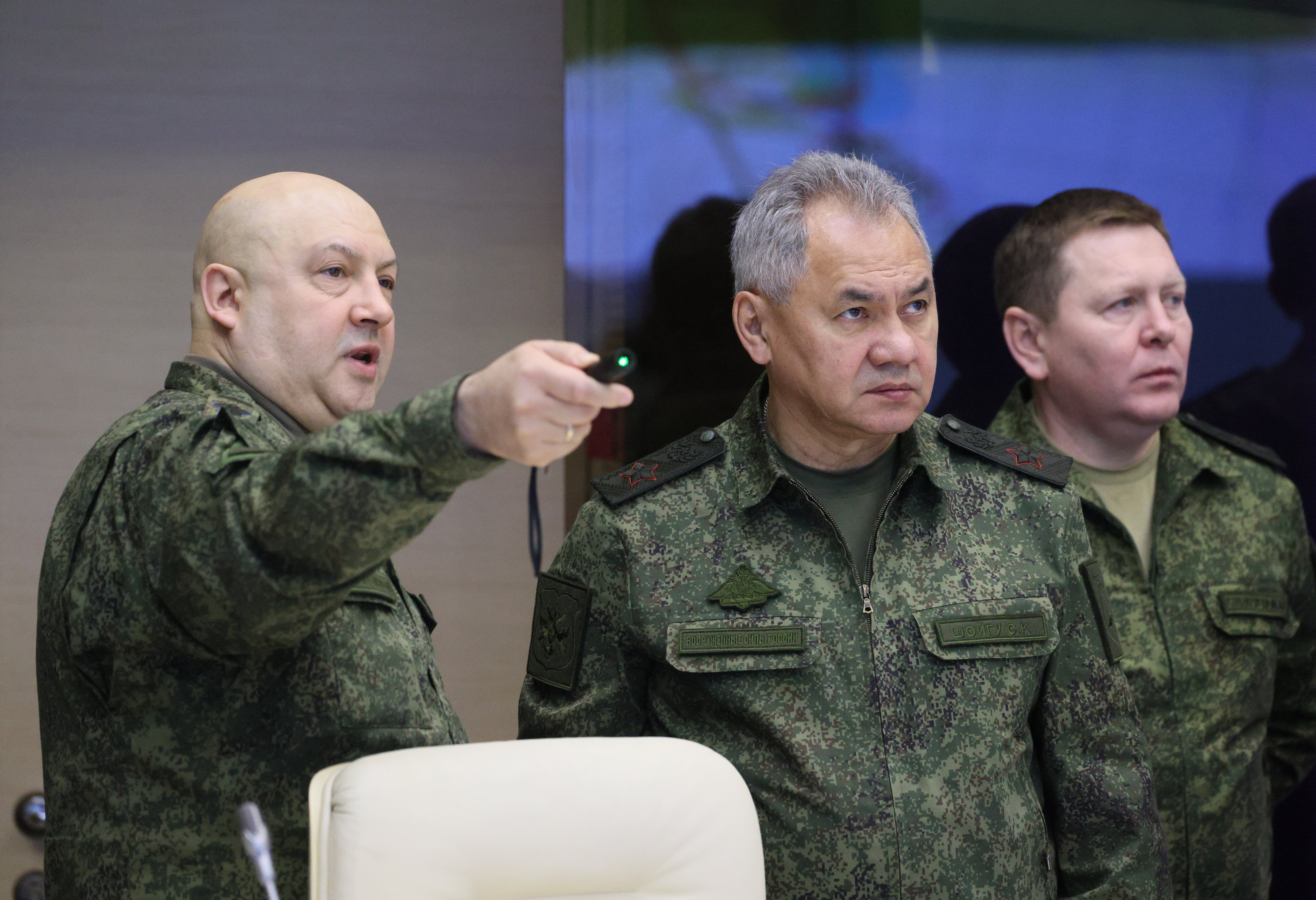 Sergei Surovikin (L) and Sergei Shoigu (C) during Vladimir Putin’s visit to the joint headquarters