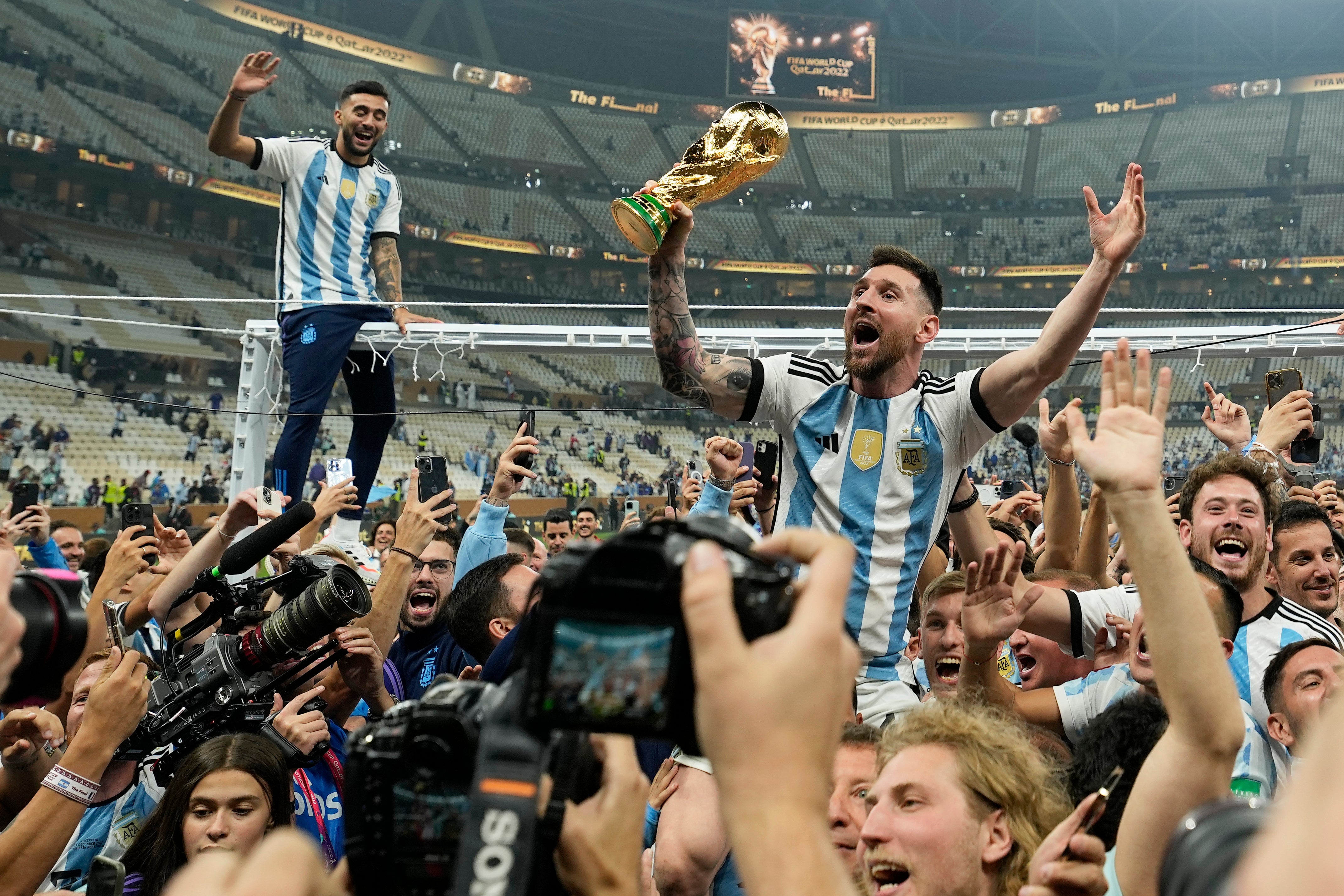 Messi celebrates with the World Cup after Argentina’s glory