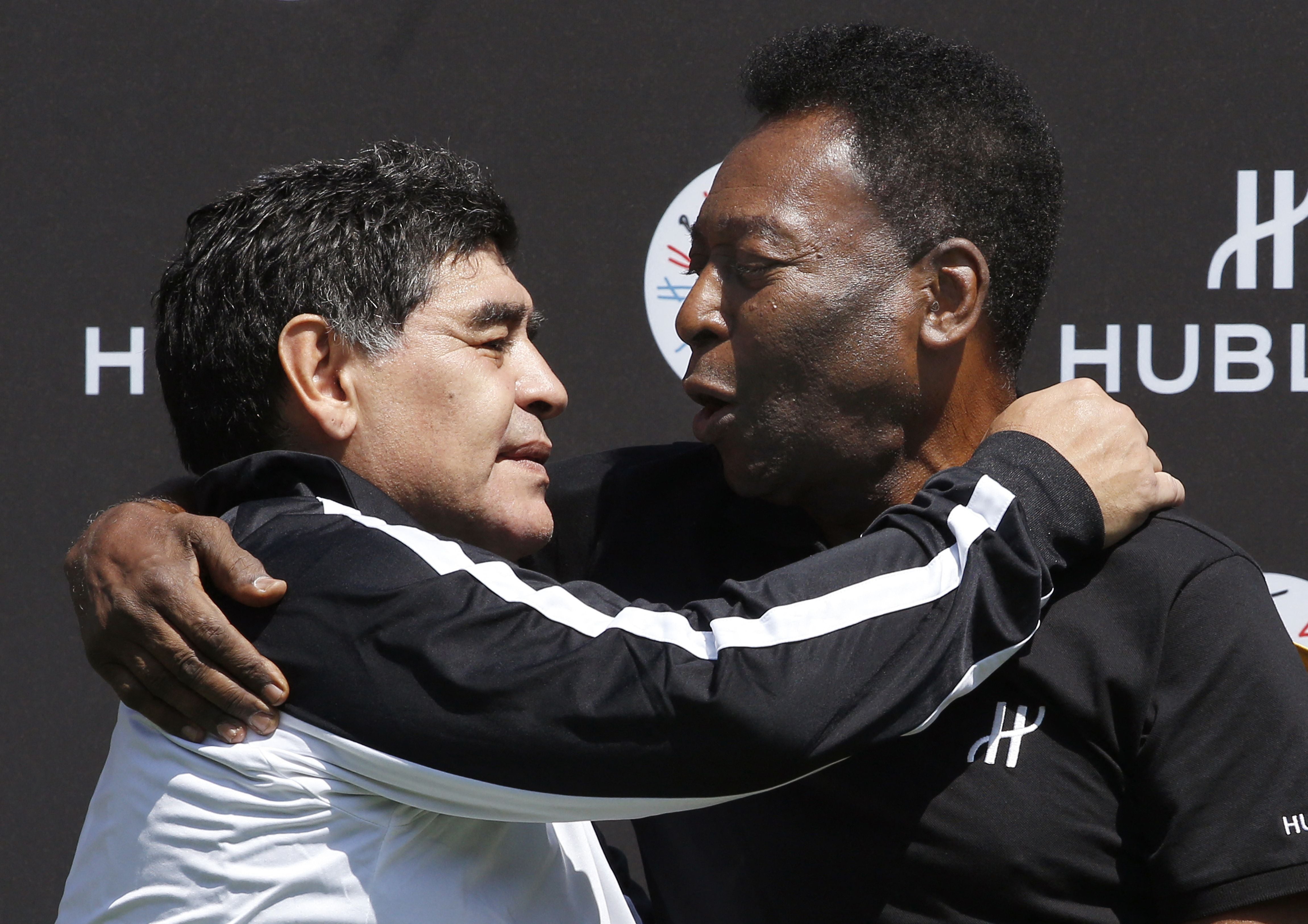 Diego Maradona and Pele pose after a football match organised at the Jardin du Palais Royal in Paris on June 9, 2016, on the eve of the Euro 2016 European football championship.