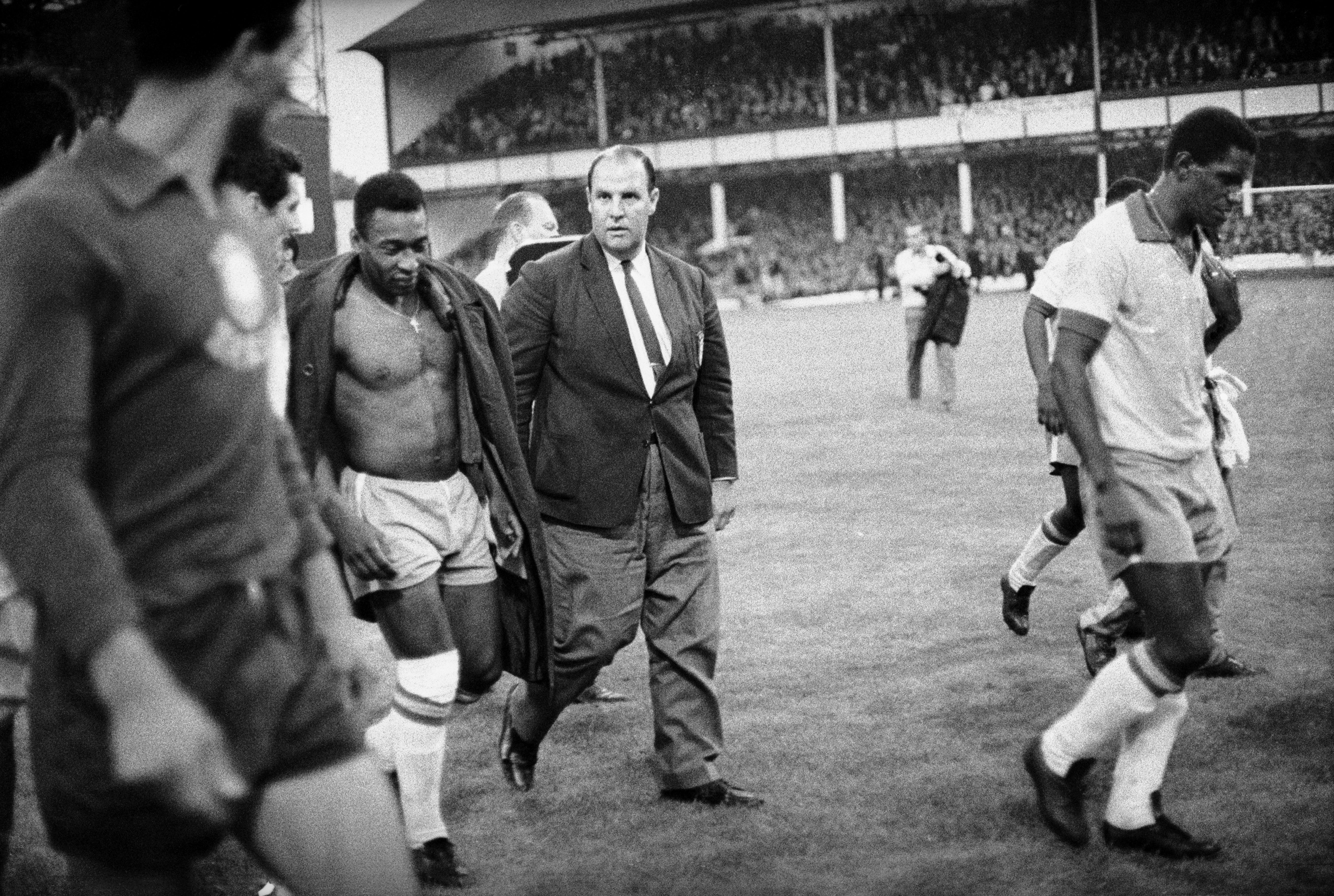 A dejected Pele leaves the field after the match. Portugal won the game 3-1 with two goals from Eusebio.