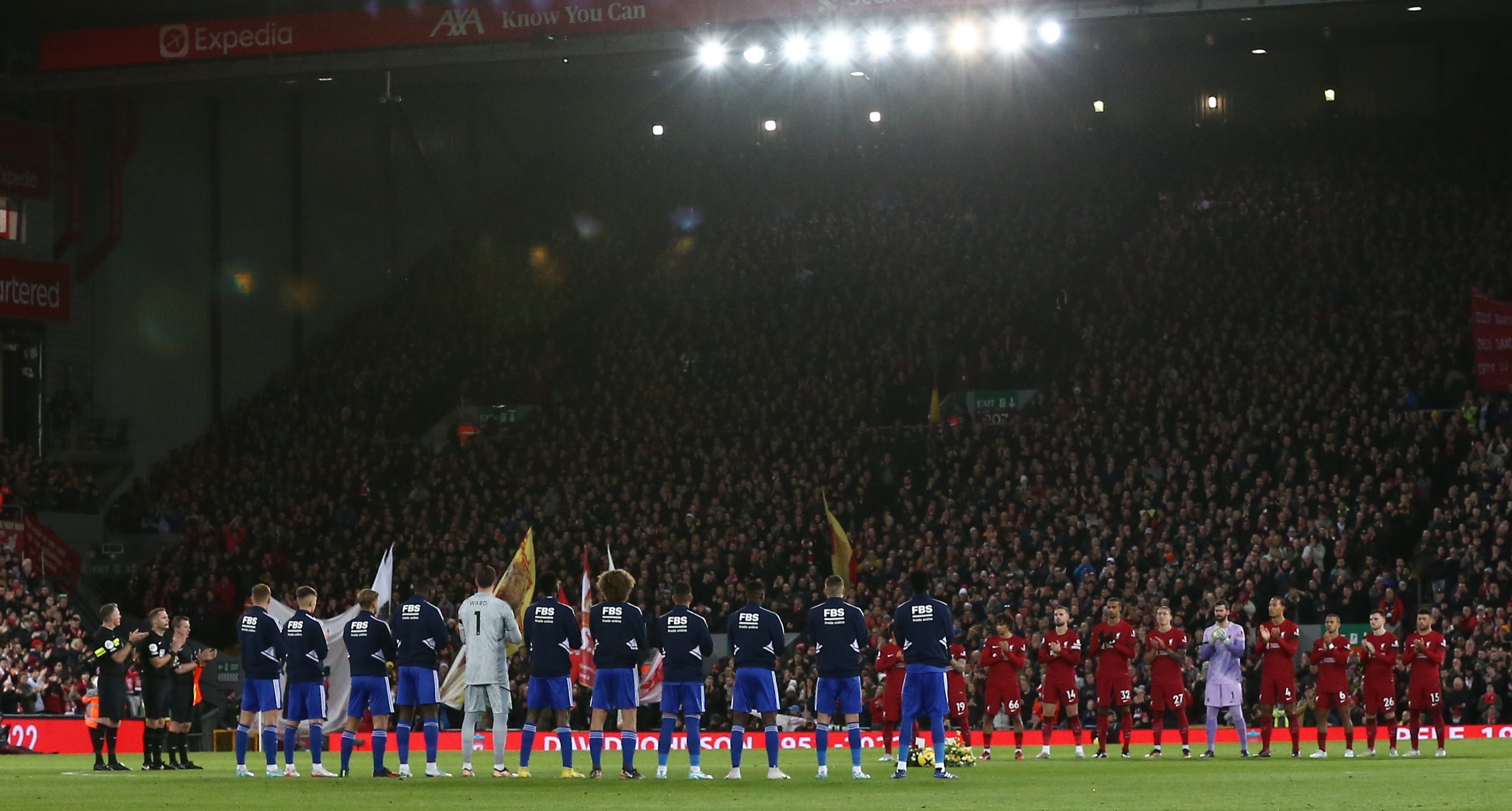 Players of Liverpool and Leicester City pay tribute to Brazilian legend Pele