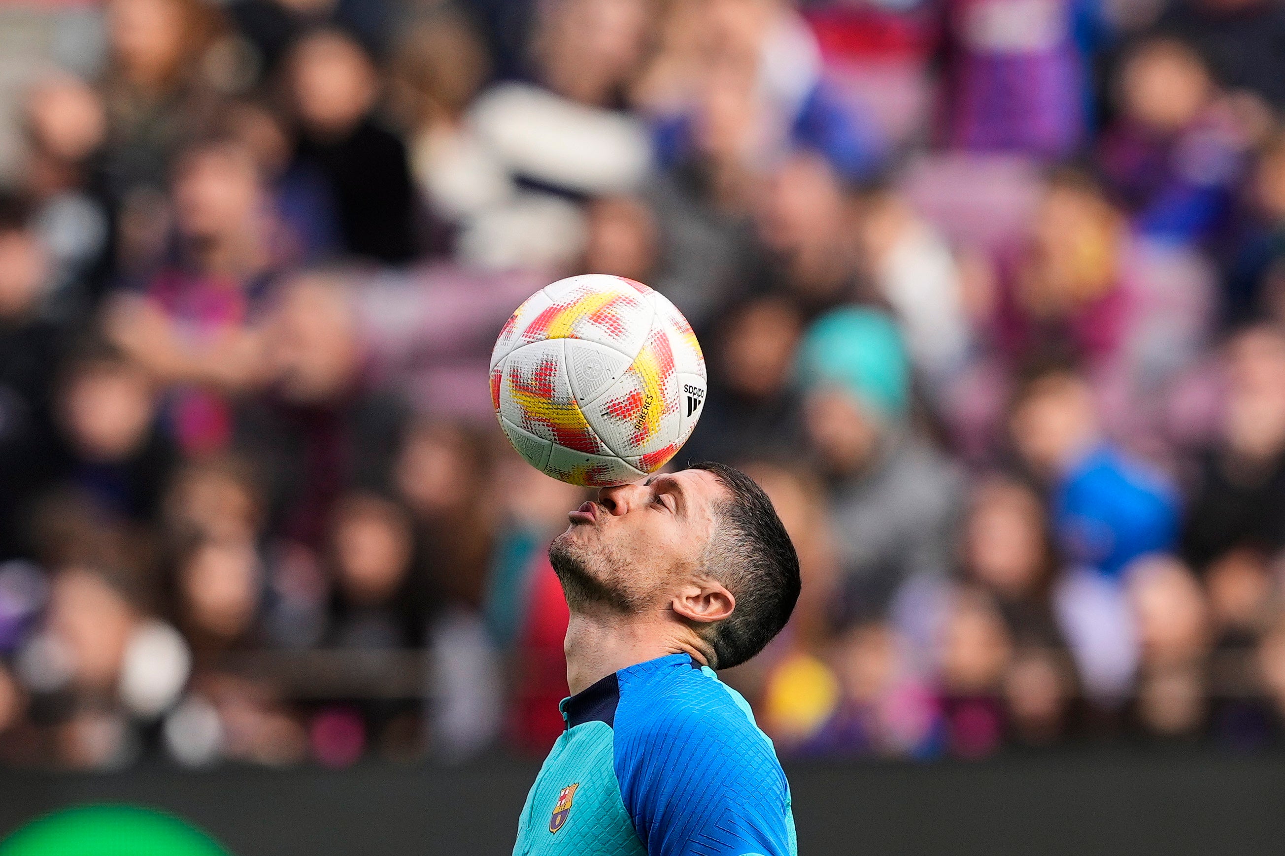 Robert Lewandowski plays with a ball during Barcelona’s open training session at Camp Nou