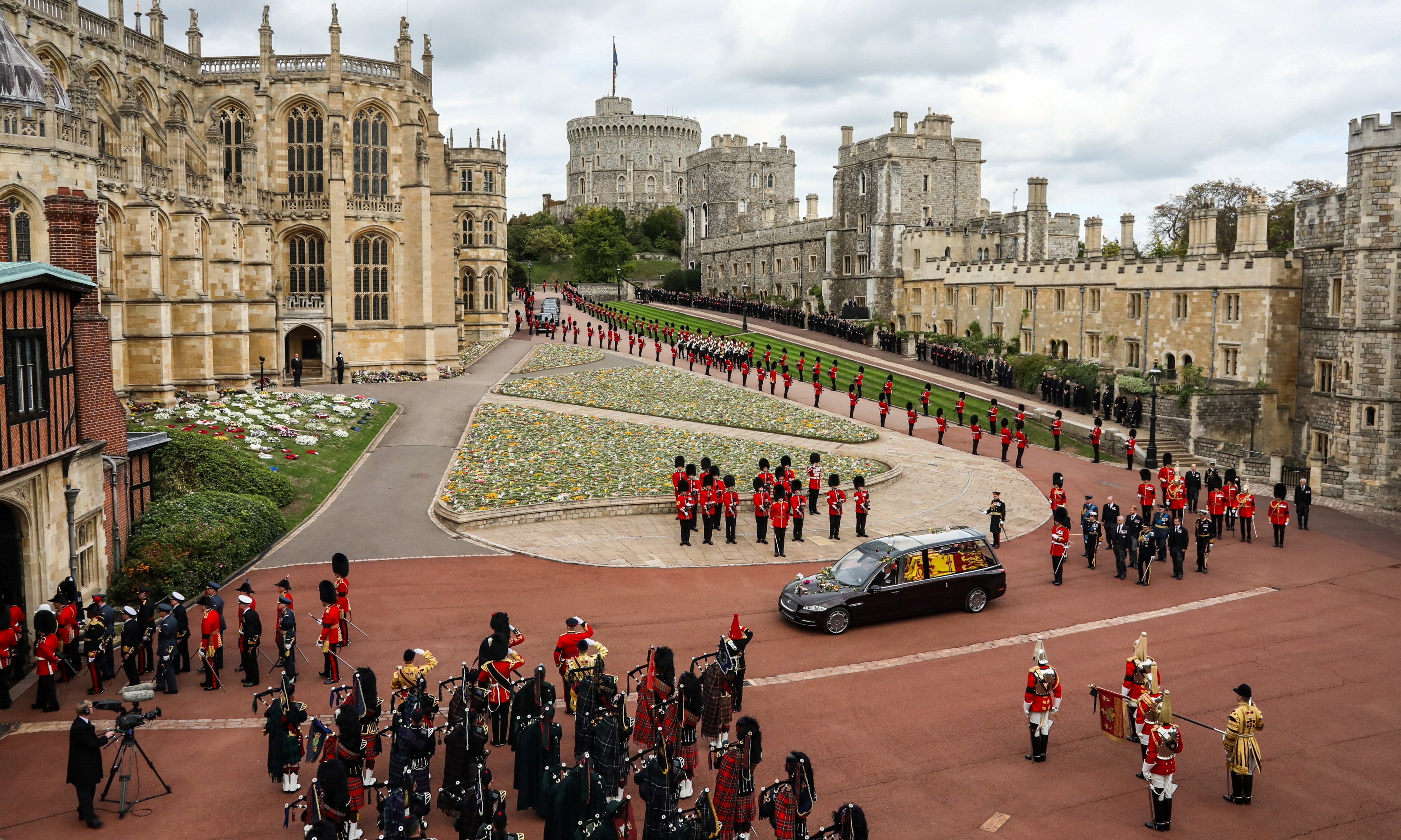 The Royal hearse carrying the coffin of Queen Elizabeth II arrives at Windsor Castle before her committal service