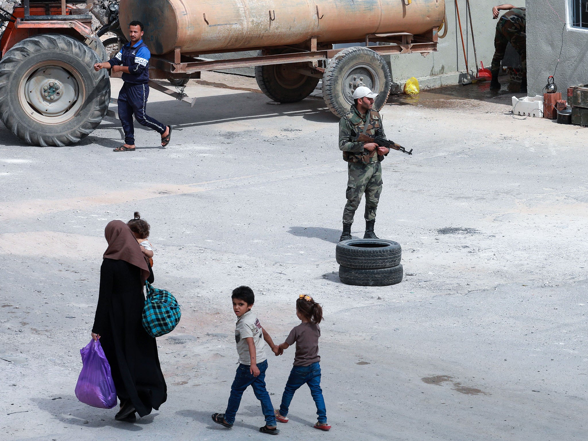 Syrian regime soldiers at a checkpoint in Daraa on 12 September 2021