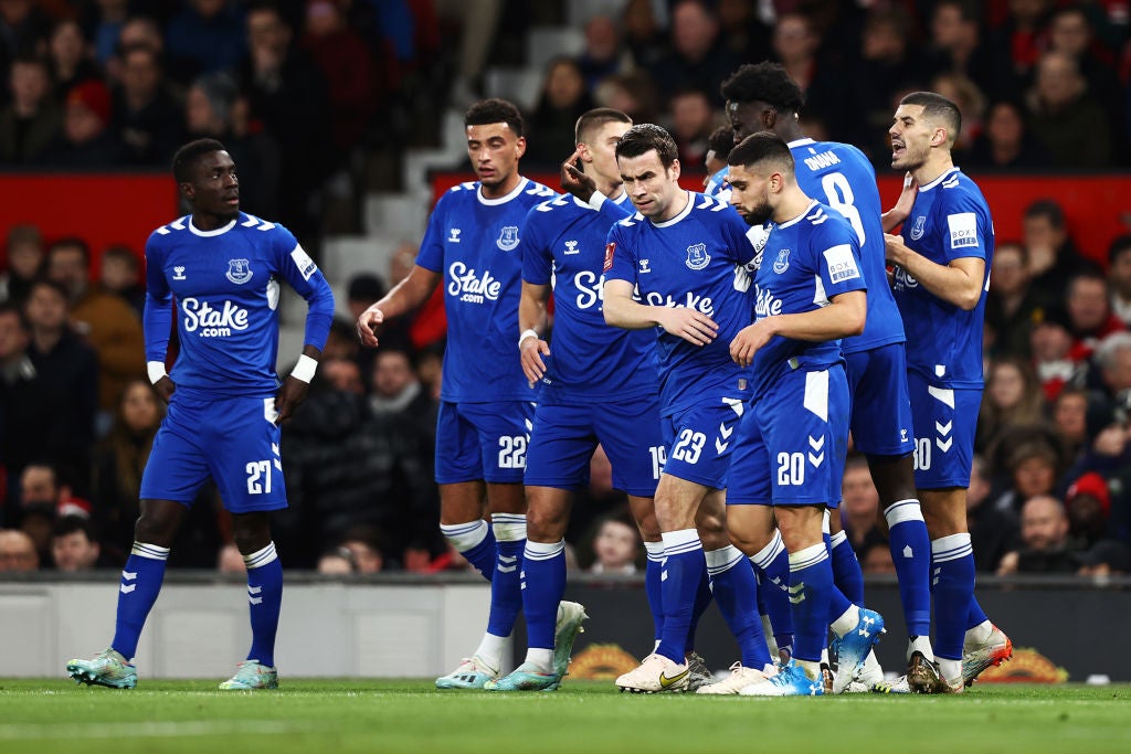 Everton players celebrate equalising at Old Trafford