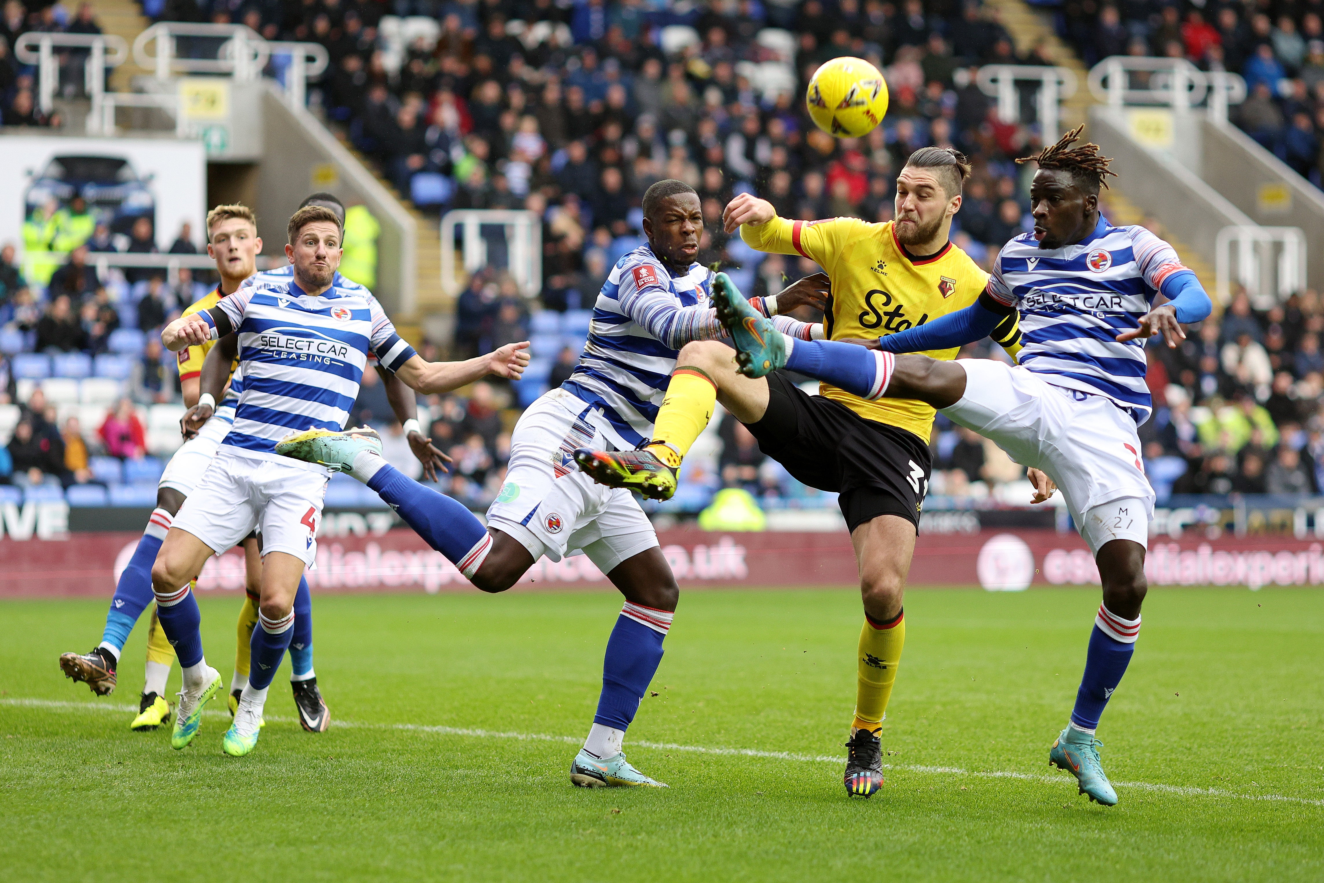 Francisco Sierralta of Watford is challenged by Lucas Joao and Amadou Mbengue of Reading