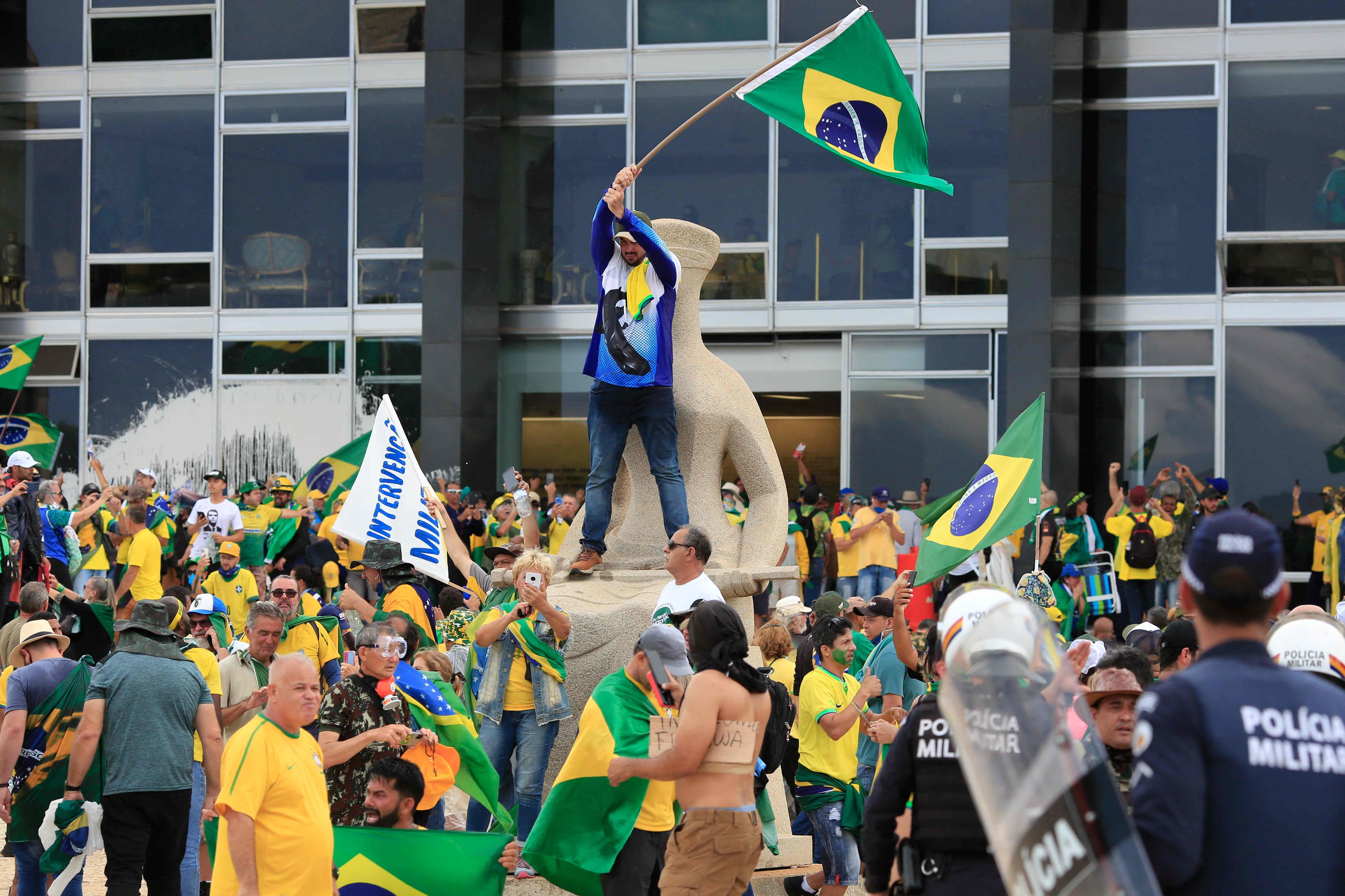 Pro-Bolsonaro supporters invade the Planalto Presidential Palace on Sunday