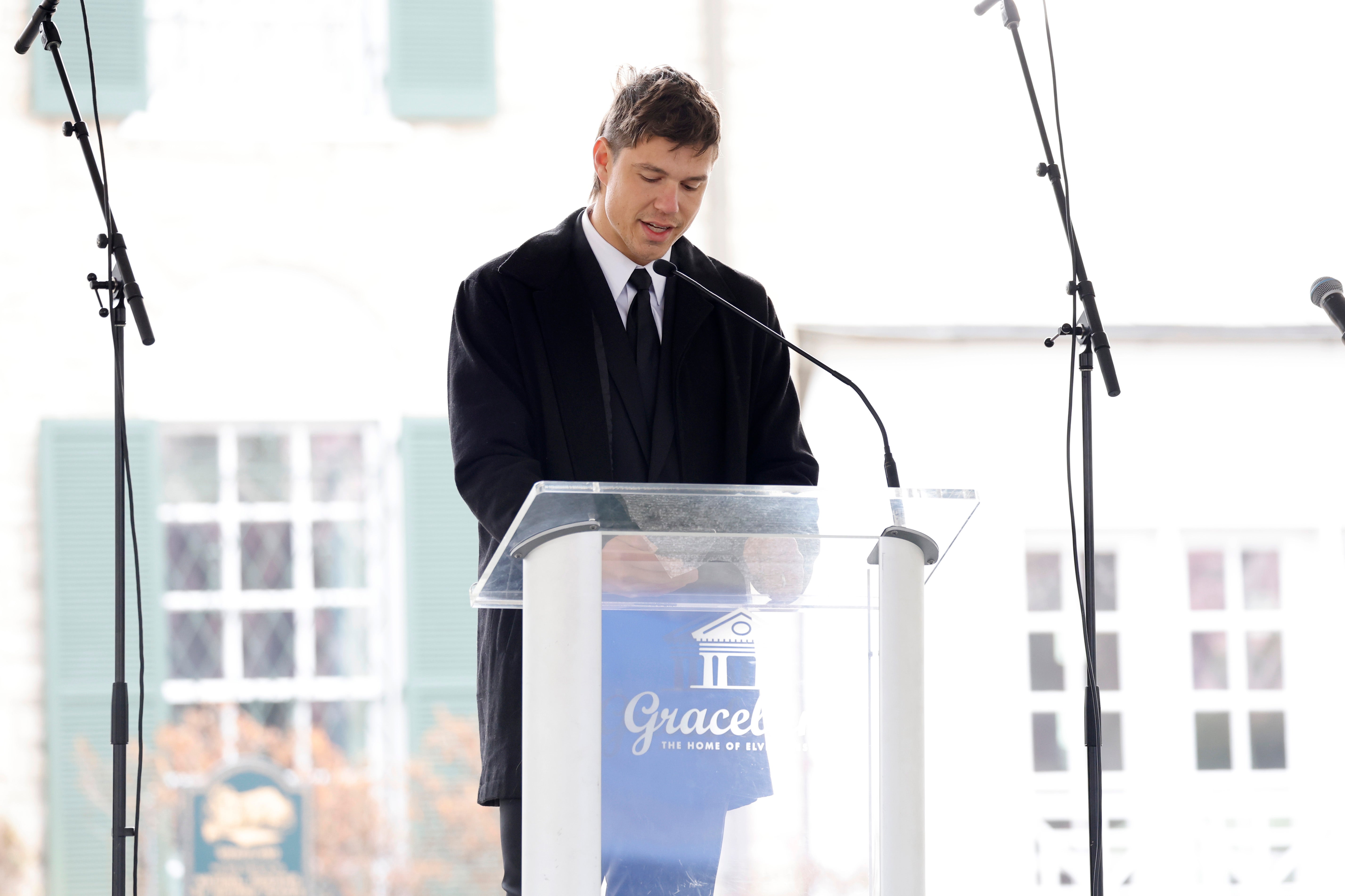 Ben Smith-Petersen reads a tribute by Riley Keough