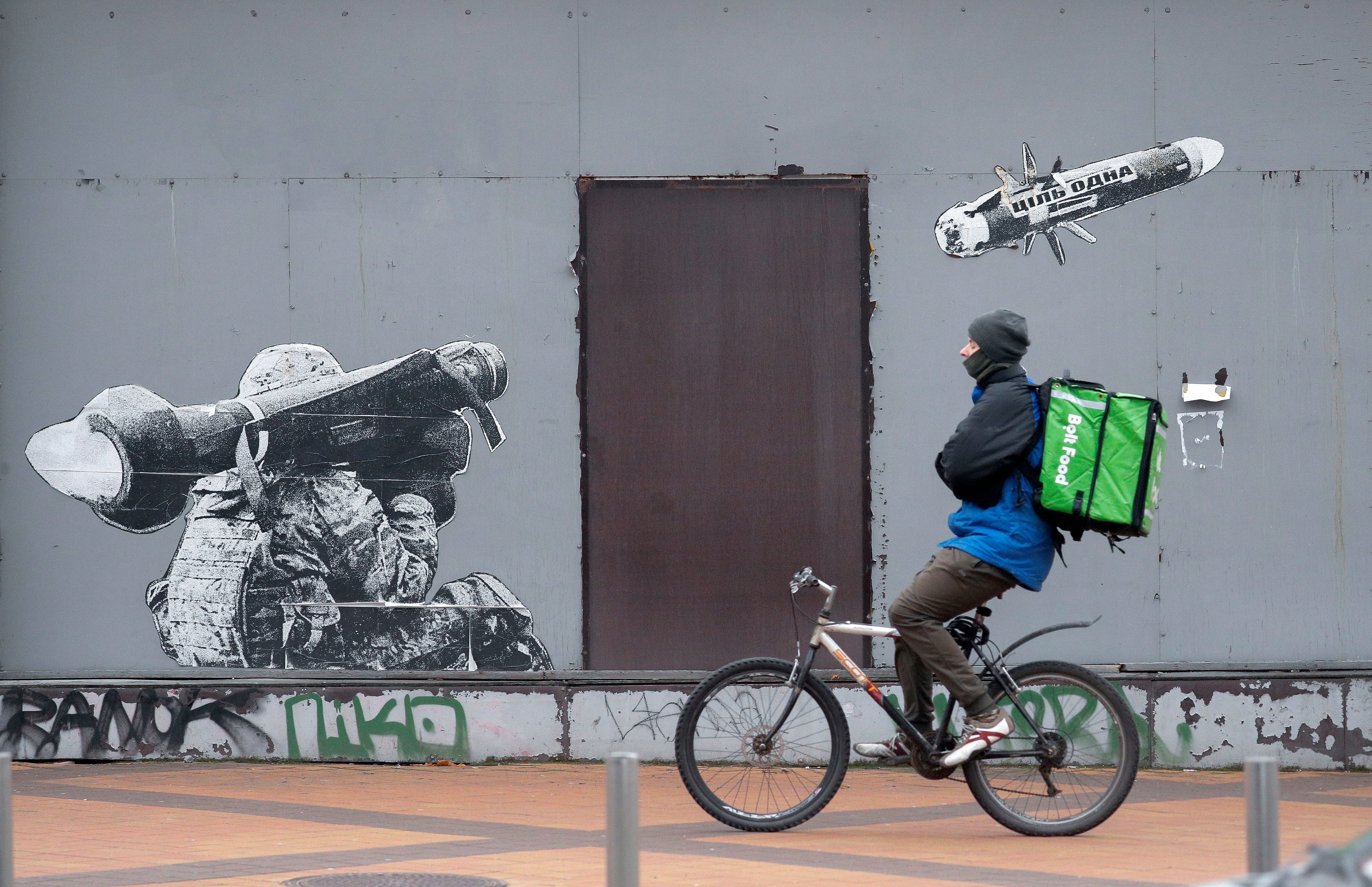 Graffiti on a wall in Kyiv depicting a Ukrainian soldier launching an anti-tank missile