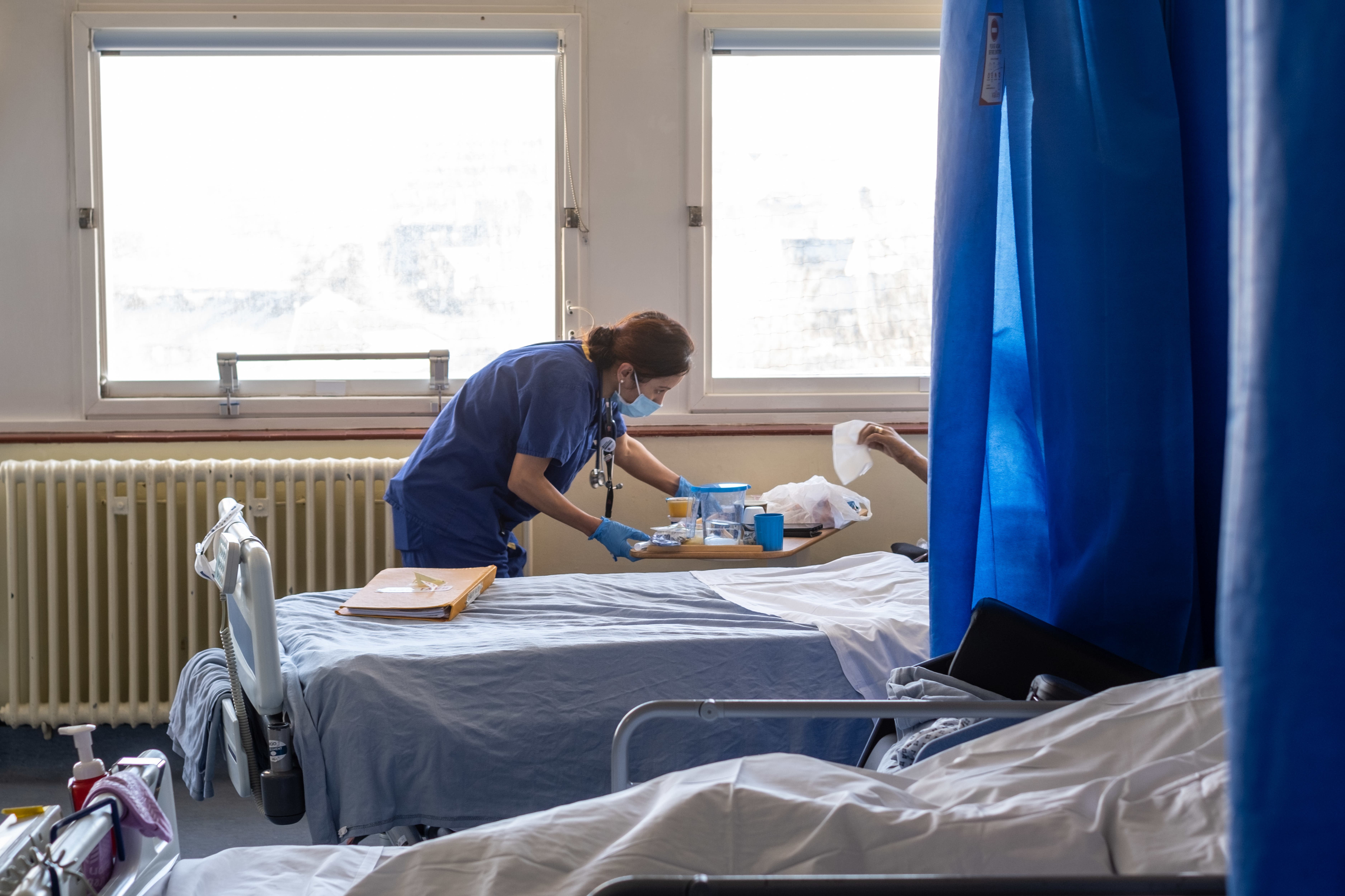 A member of staff on a NHS hospital ward at Ealing Hospital in London (Jeff Moore/PA)