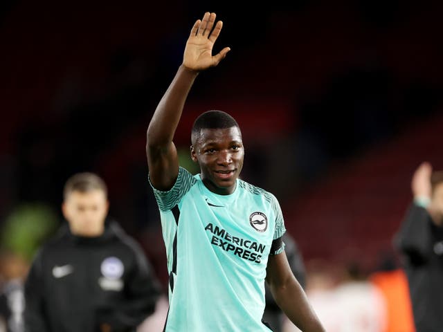 <p>Moises Caicedo of Brighton & Hove Albion applauds fans</p>