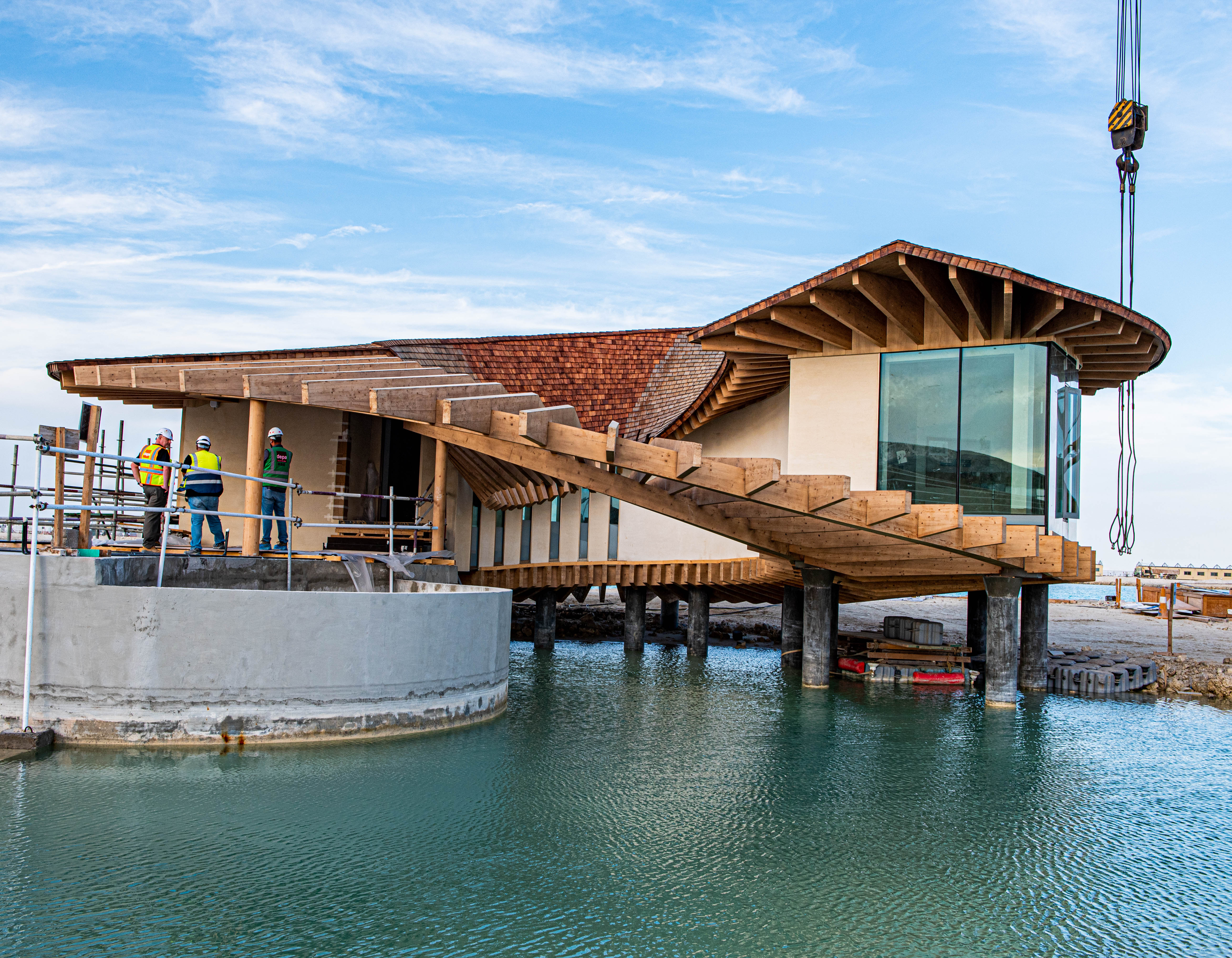 The sustainably designed hotel accommodation is conceived to mirror the landscape.Sweeping curves recall the ebb and flow of the water