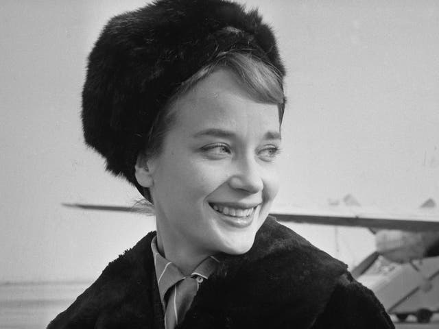 <p>Sylvia Syms photographed at an airport in November 1960: ‘I wish I had known how beautiful I was when I was beautiful’ </p>