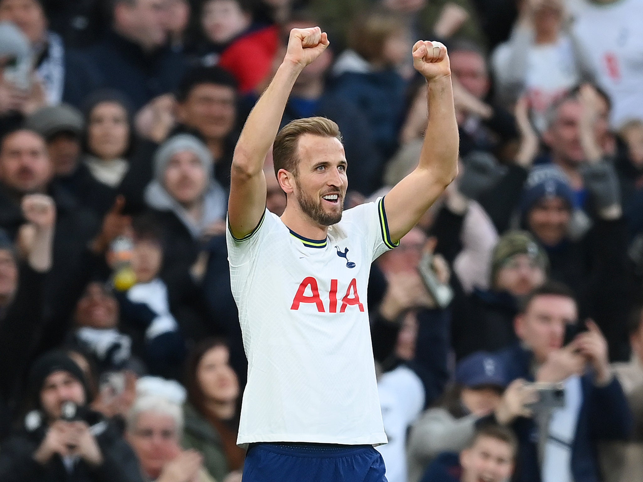 Harry Kane celebrates breaing Jimmy Greaves’ record