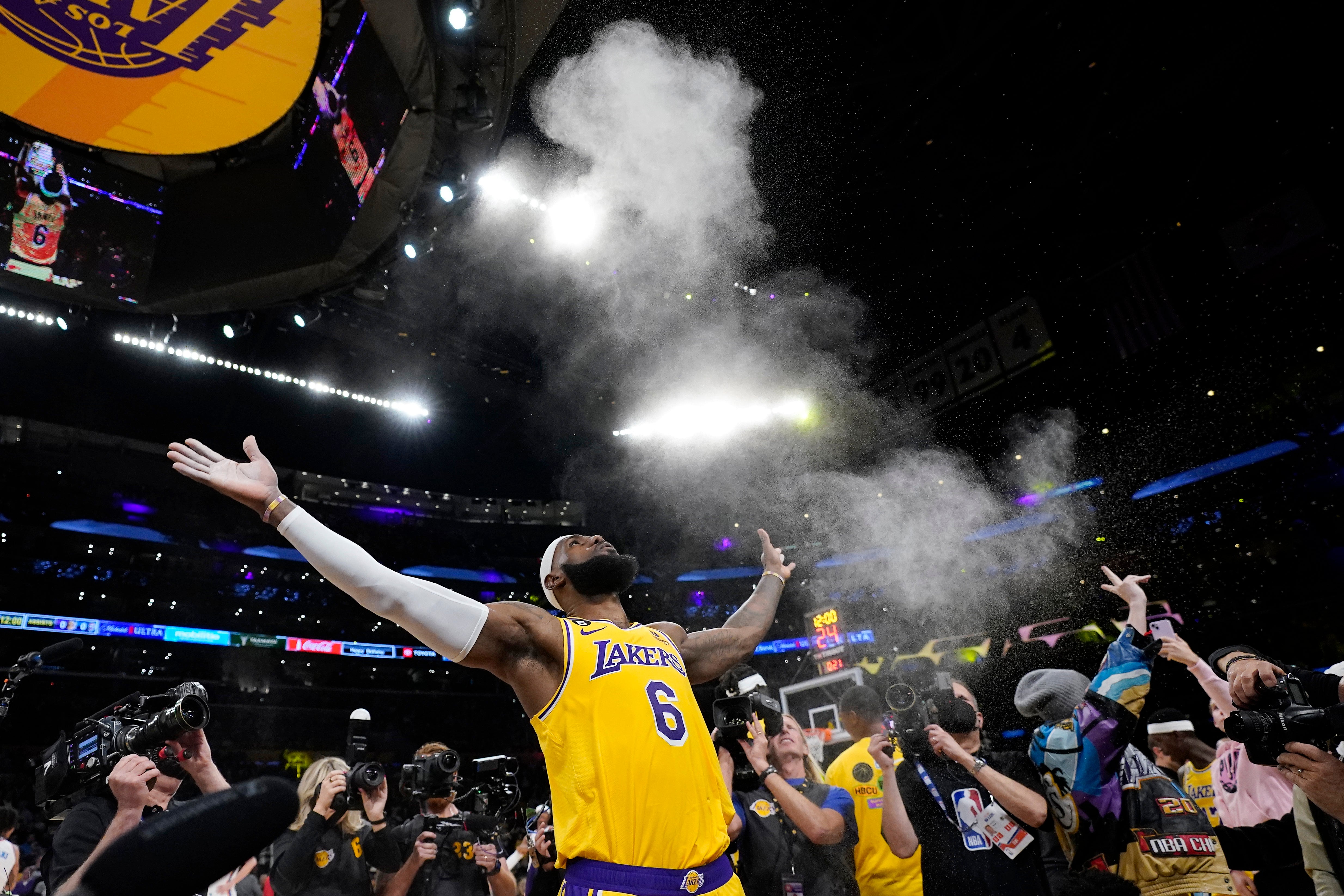 APTOPIX Thunder Lakers Basketball