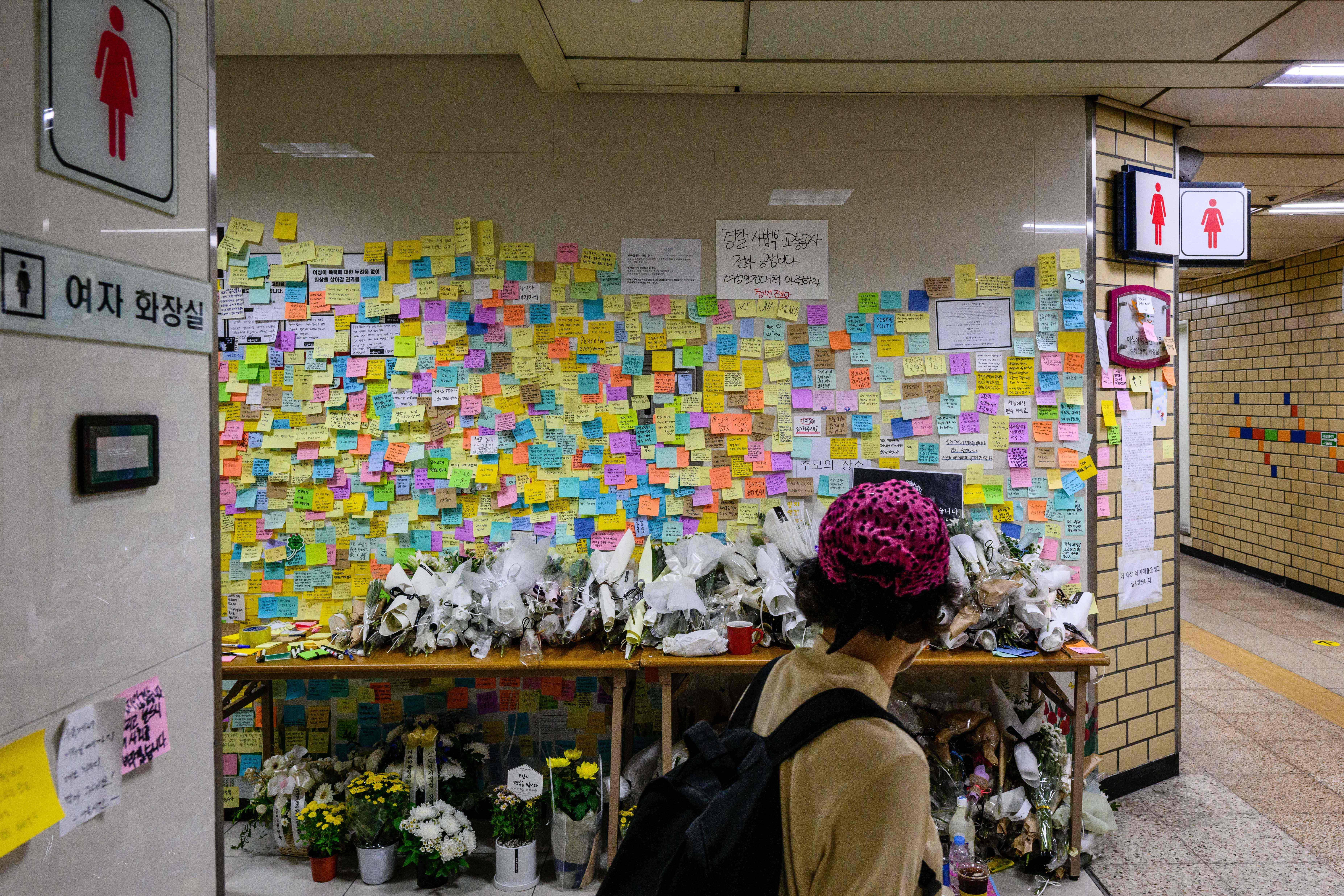 Several people, angry at the murder of the victim, posted thousands of notes outside a women’s lavatory in a subway station in Seoul in solidarity