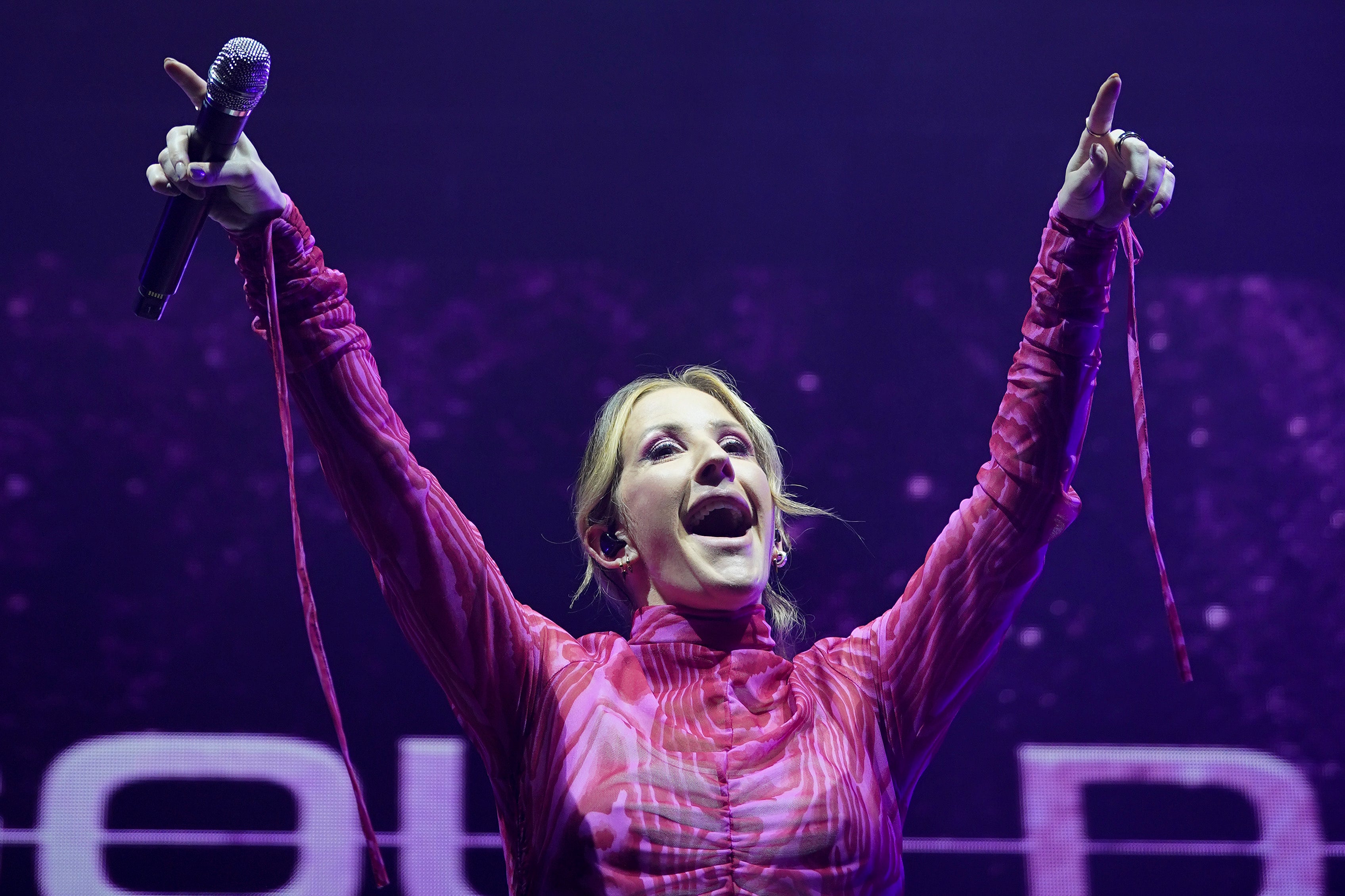 Ellie Goulding asks fans to ditch their phones at gigs