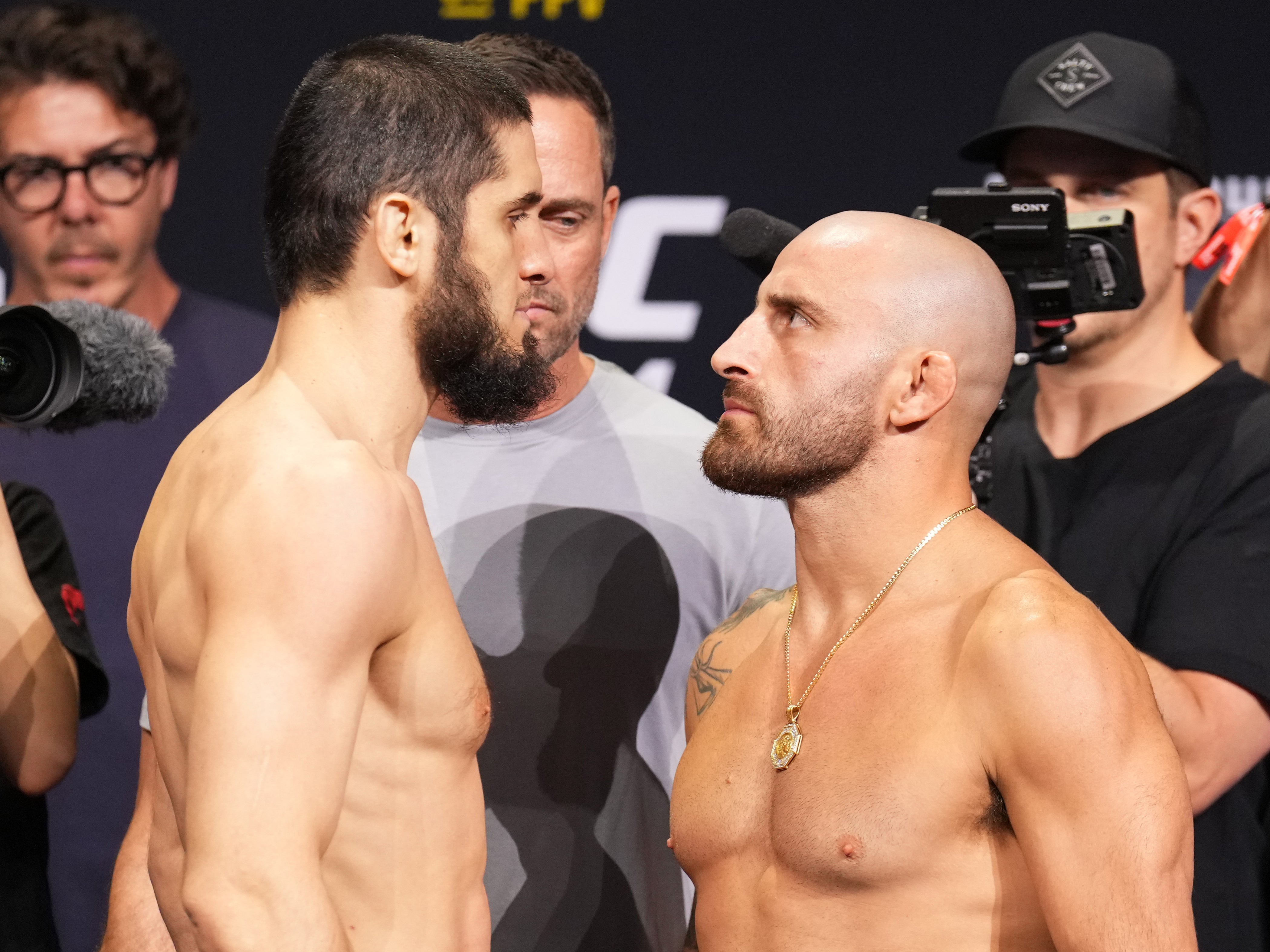 Makhachev and Volkanovski facing off ahead of their first fight