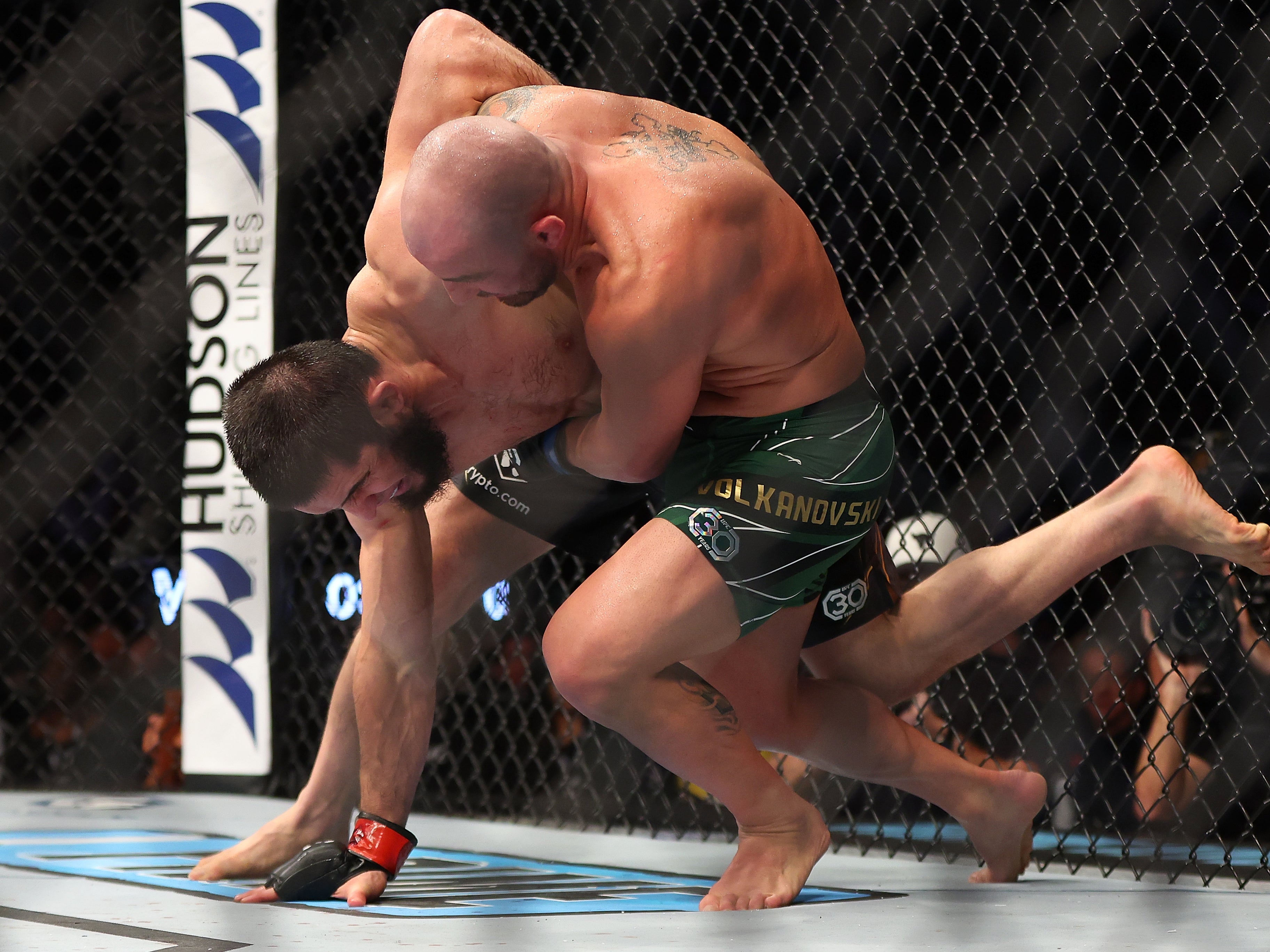 Alex Volkanovski (right) kept pace with Islam Makhachev in many of the grappling exchanges