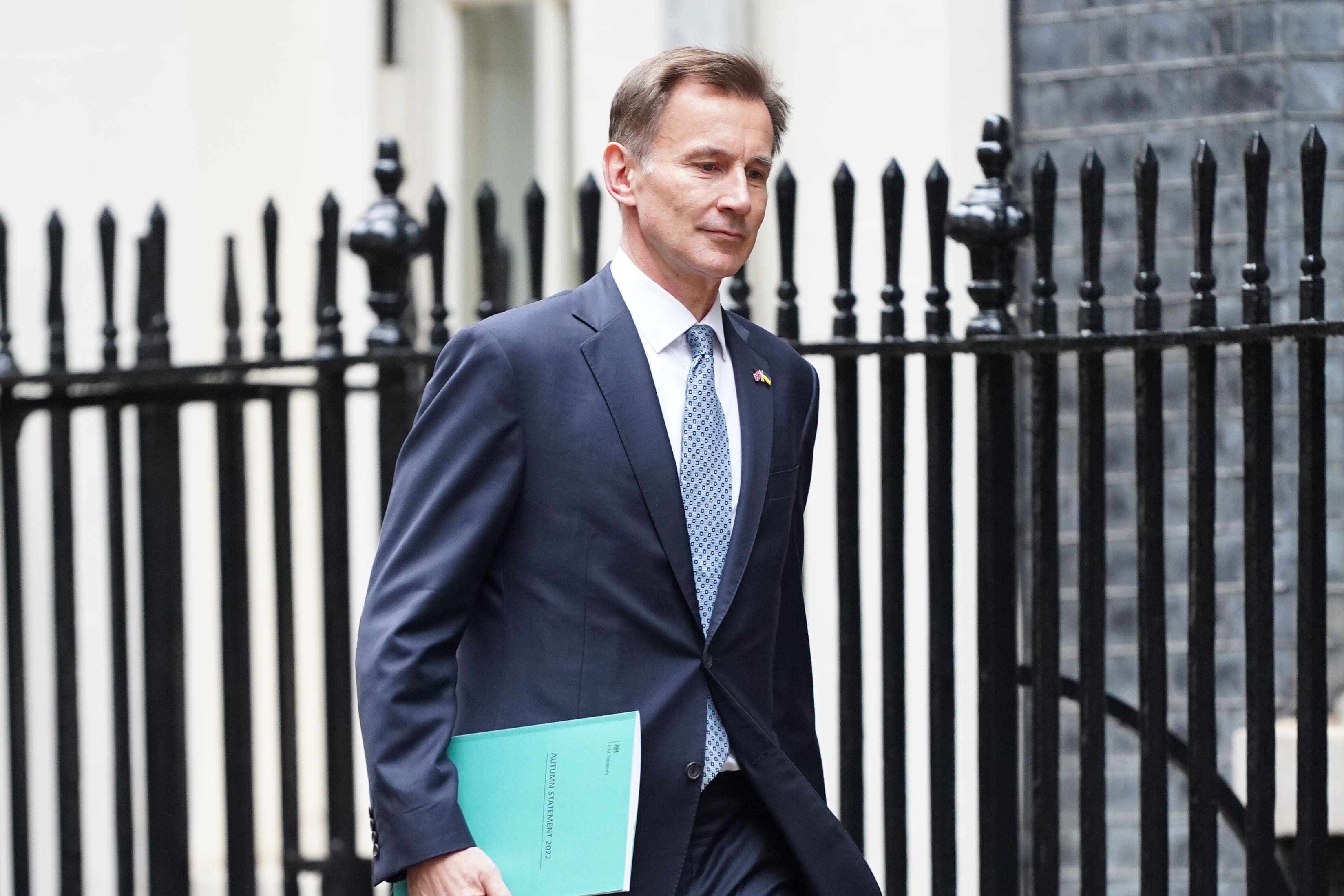 Chancellor Jeremy Hunt set to freeze price guarantee, but debts to grow