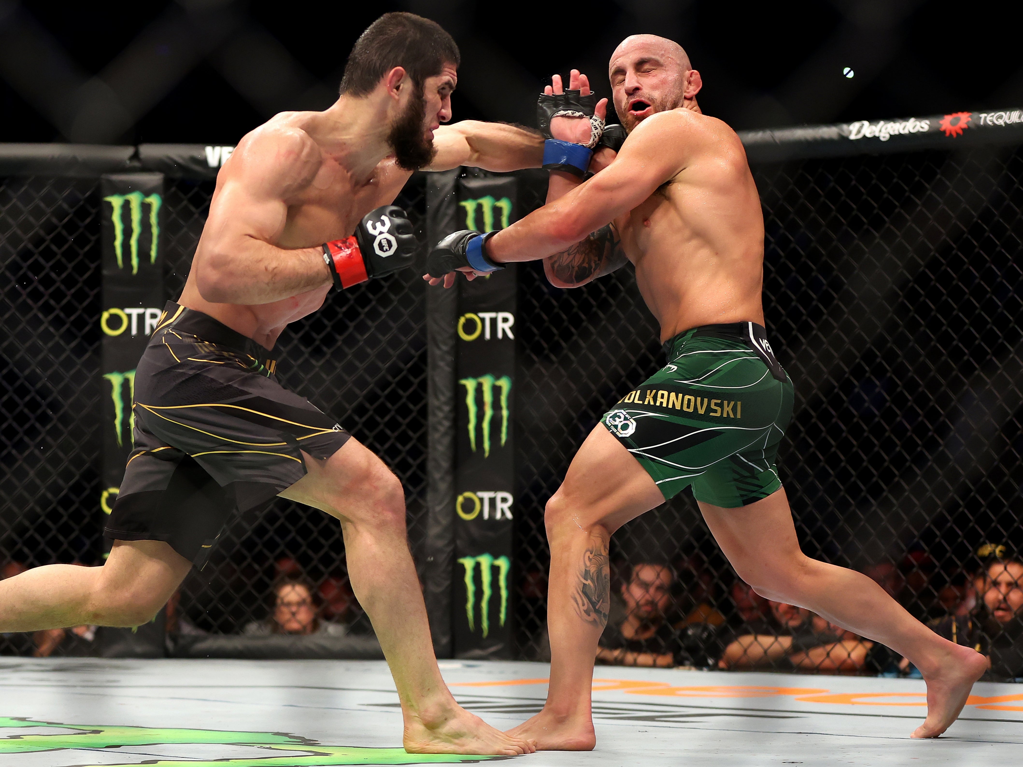 Islam Makhachev (left) beat Alex Volkanovski 48-47, 48-47, 49-46 on the judges’ scorecards