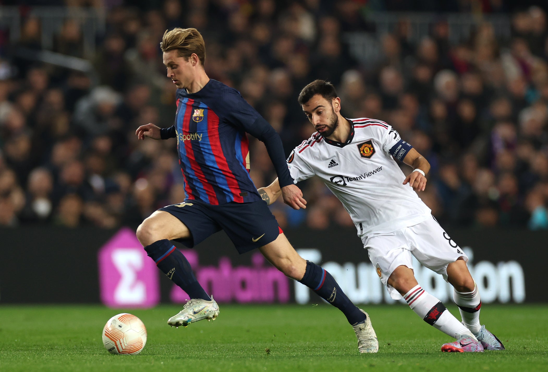 Frenkie de Jong in action against Bruno Fernandes