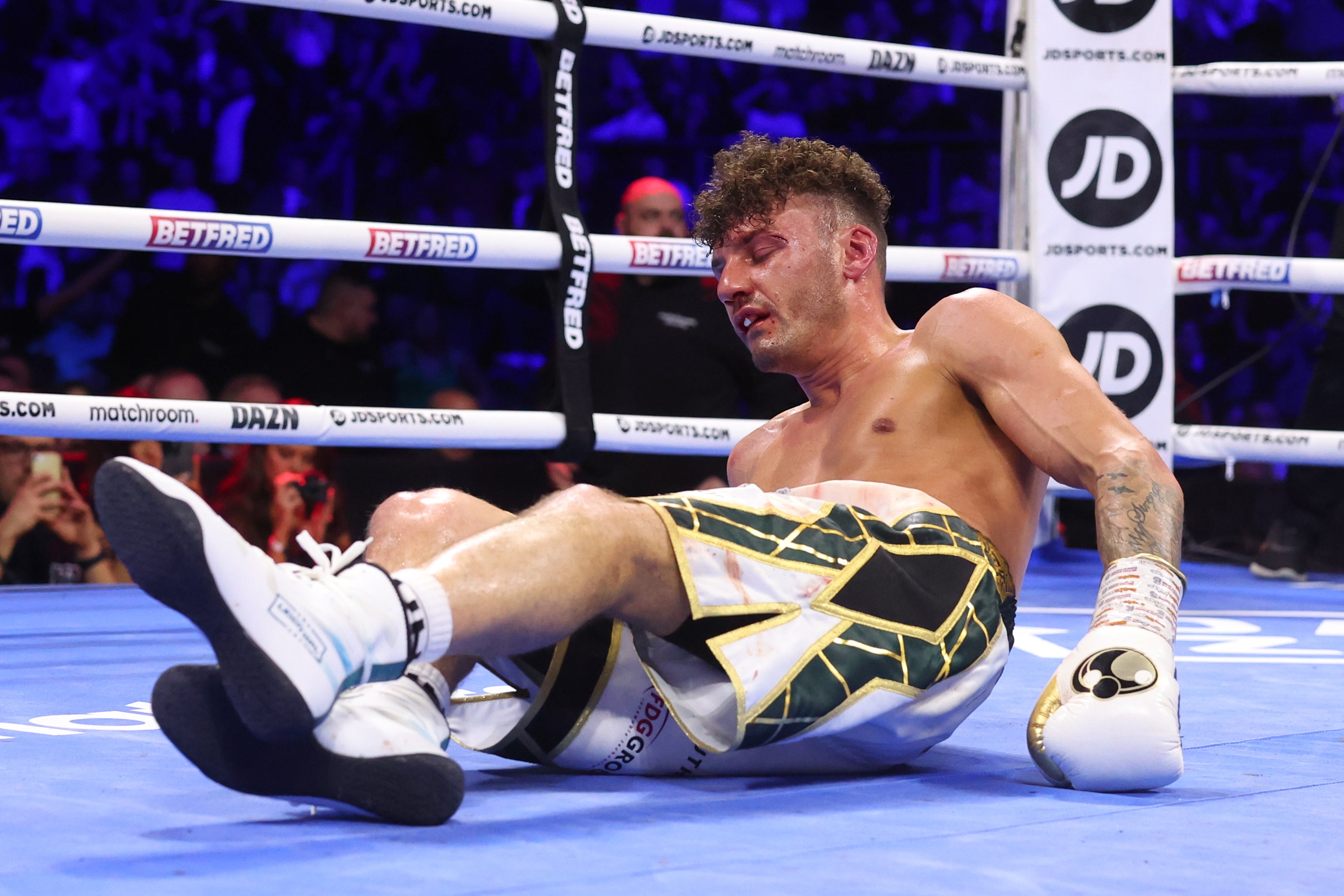 Leigh Wood lost his WBA featherweight world title in dramatic fashion to Mauricio Lara