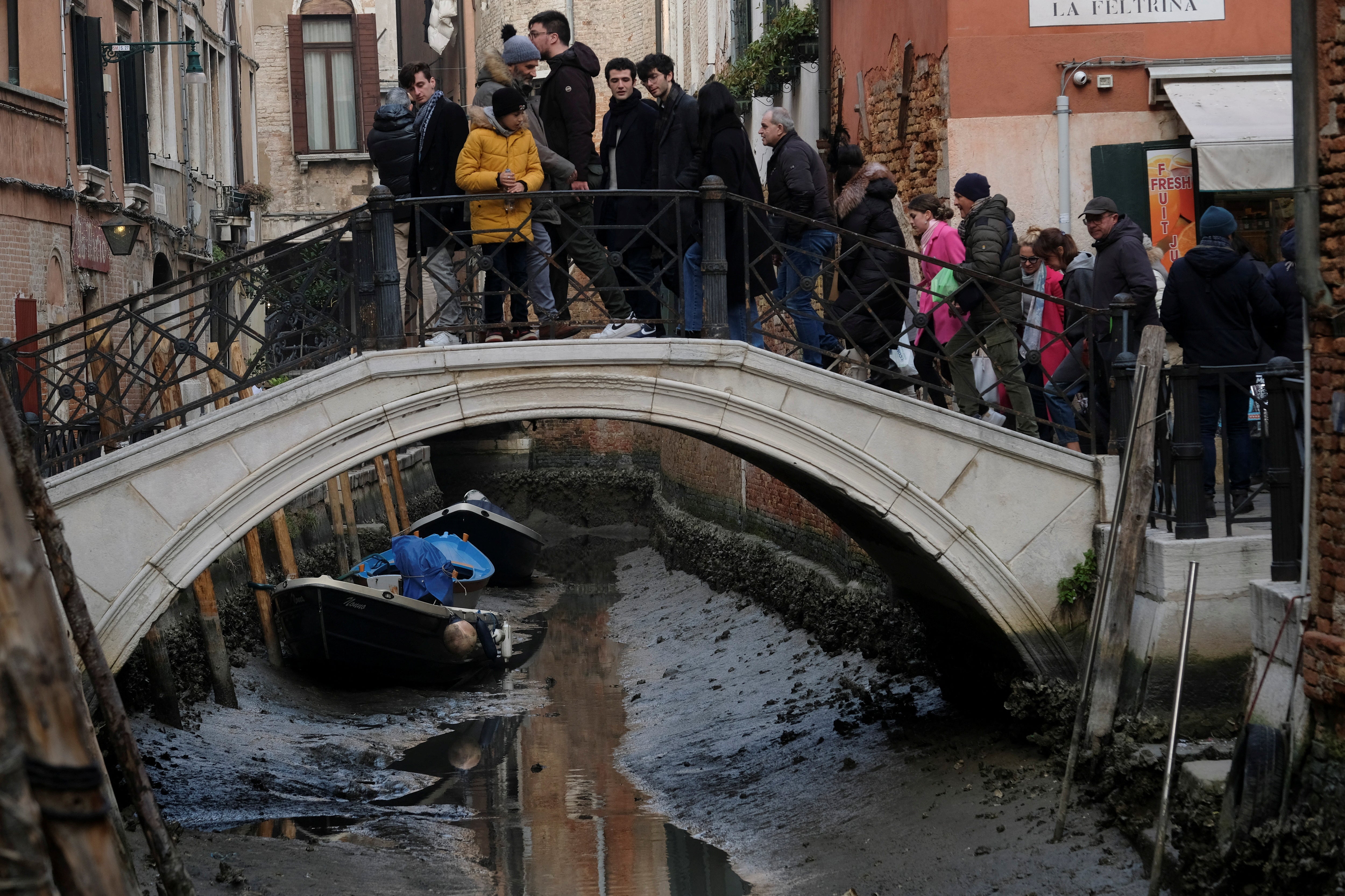 Tourists would normally expect to see gondoliers waiting to take them for a trip