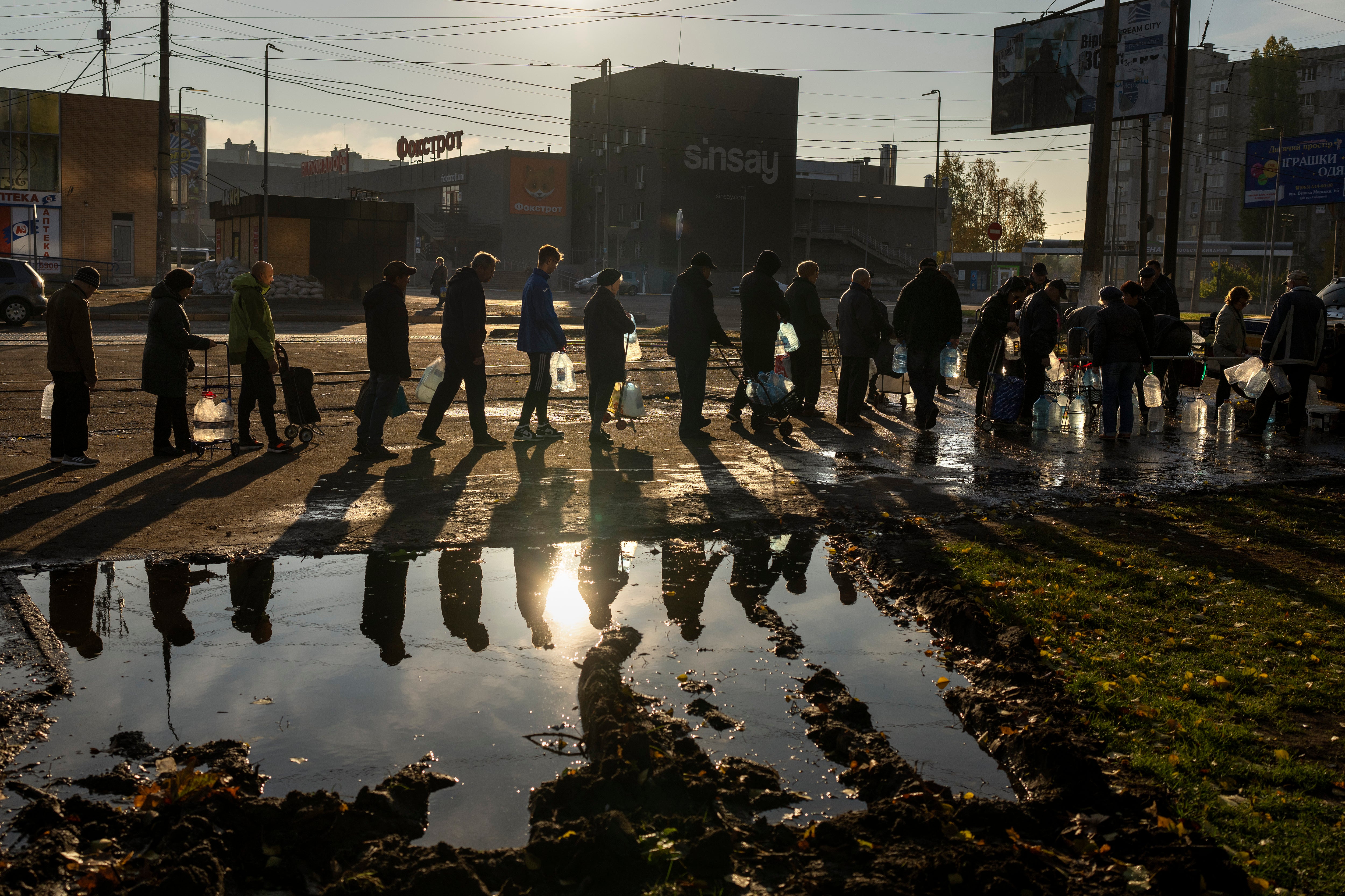 Ukrainians queue for drinking water in Mykolaiv