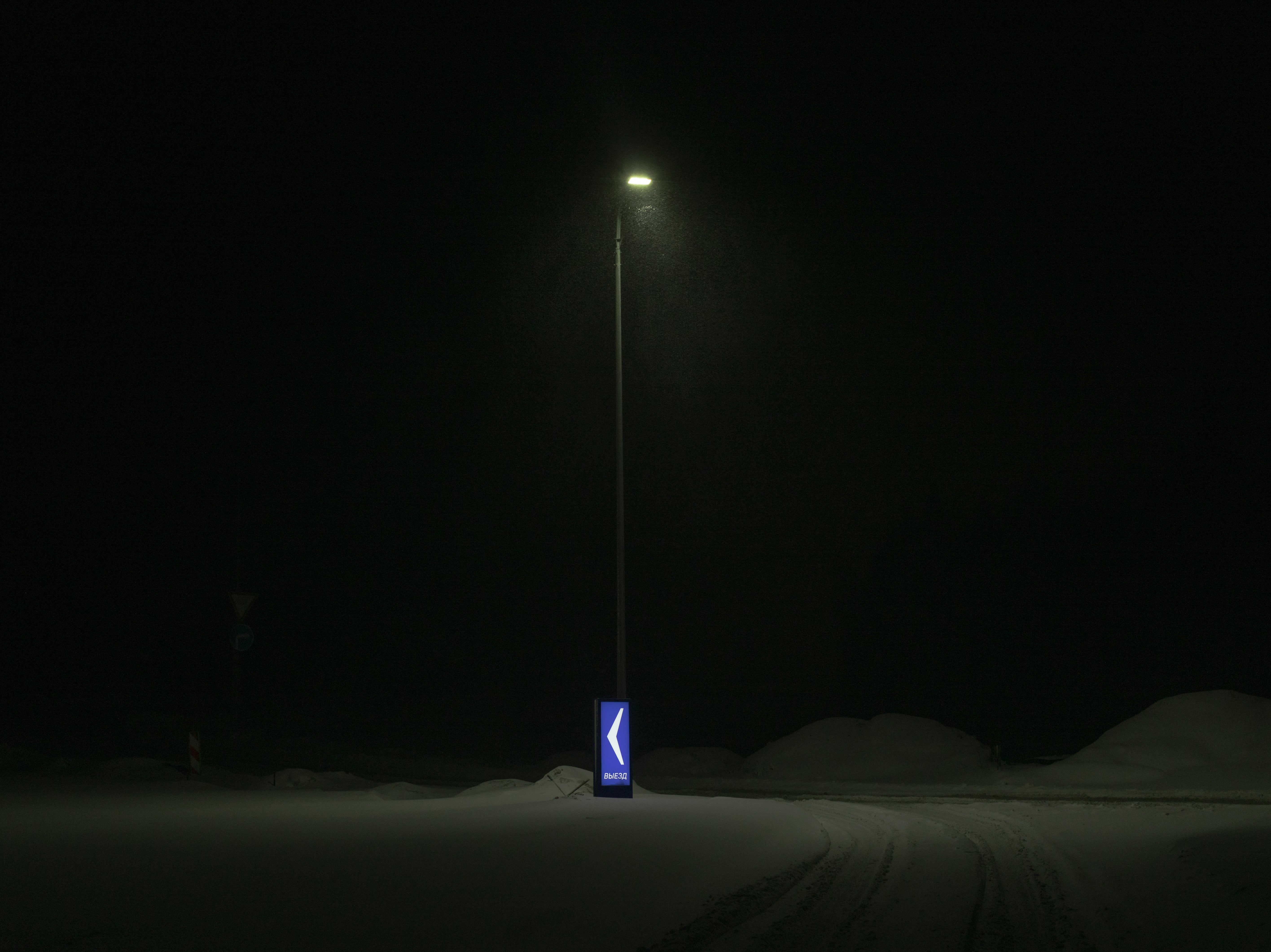 A parking lot in Russia, from where volunteers head to the highway towards Finland