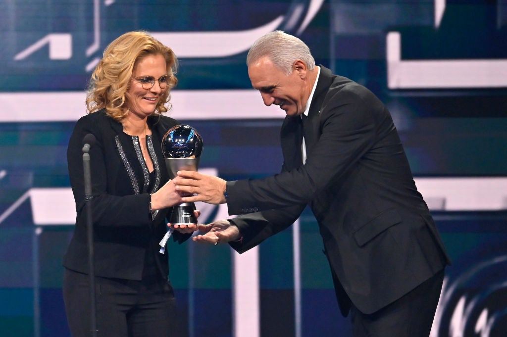 Hristo Stoichkov presents Sarina Wiegman with her award