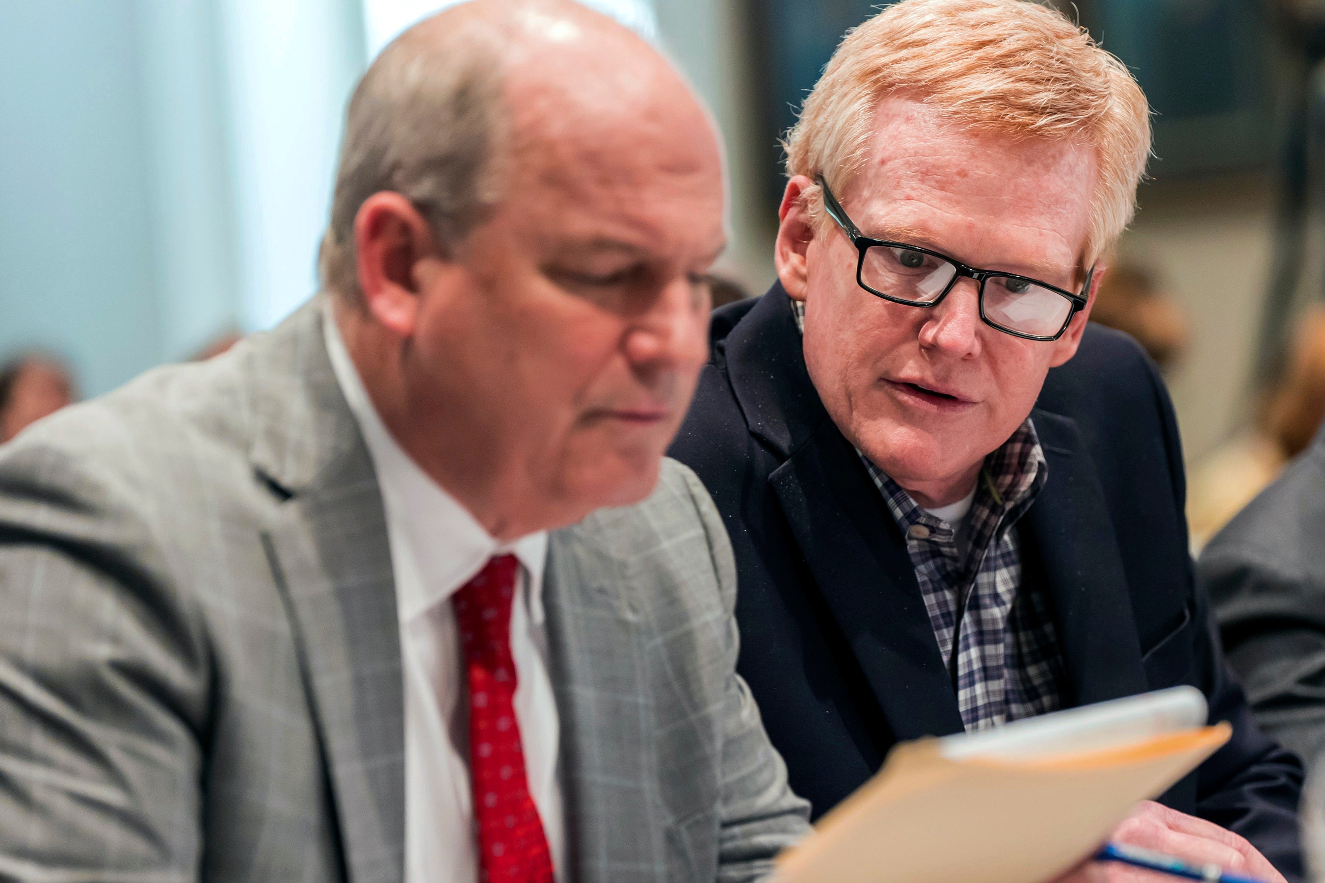 Alex Murdaugh with his defence attorney Jim Griffin in court