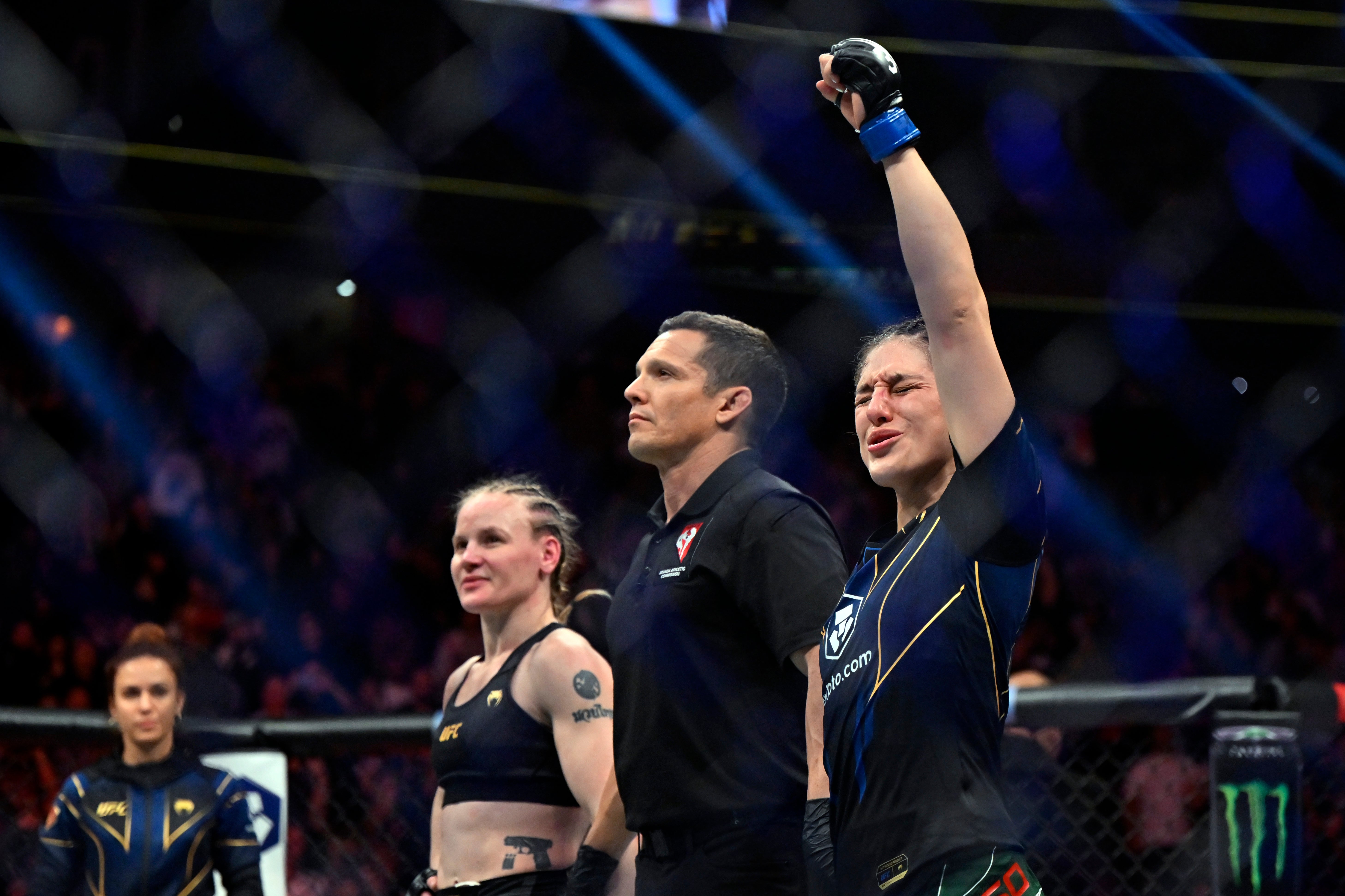 Alexa Grasso (vpravo) šla ve své nedávné trilogii 1-1-1 s Valentina Shevchenko