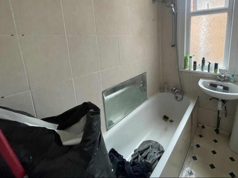 The listing shows a bath filled with bags