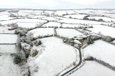 Snow UK – live updates: Met Office issues warning as ‘Arctic blast’ sweeps country