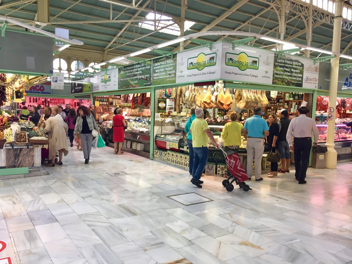 Pick up produce at the Mercado El Fontan