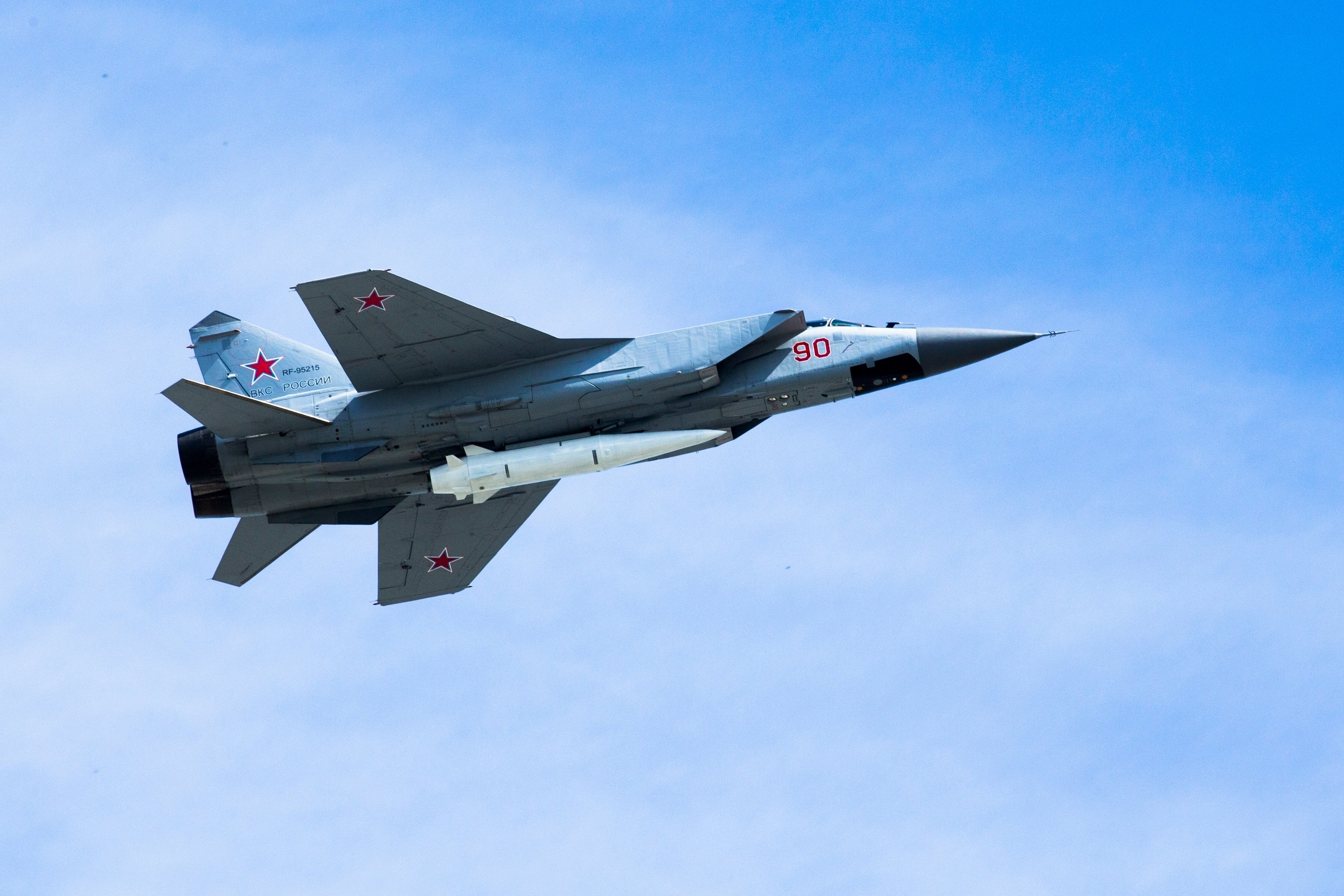 a Russian Air Force MiG-31K jet carries a high-precision hypersonic aero-ballistic missile